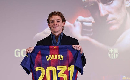 Anthony Gordon rời Newcastle để gia nhập Barcelona trong một thương vụ tái đầu tư chiến lược.