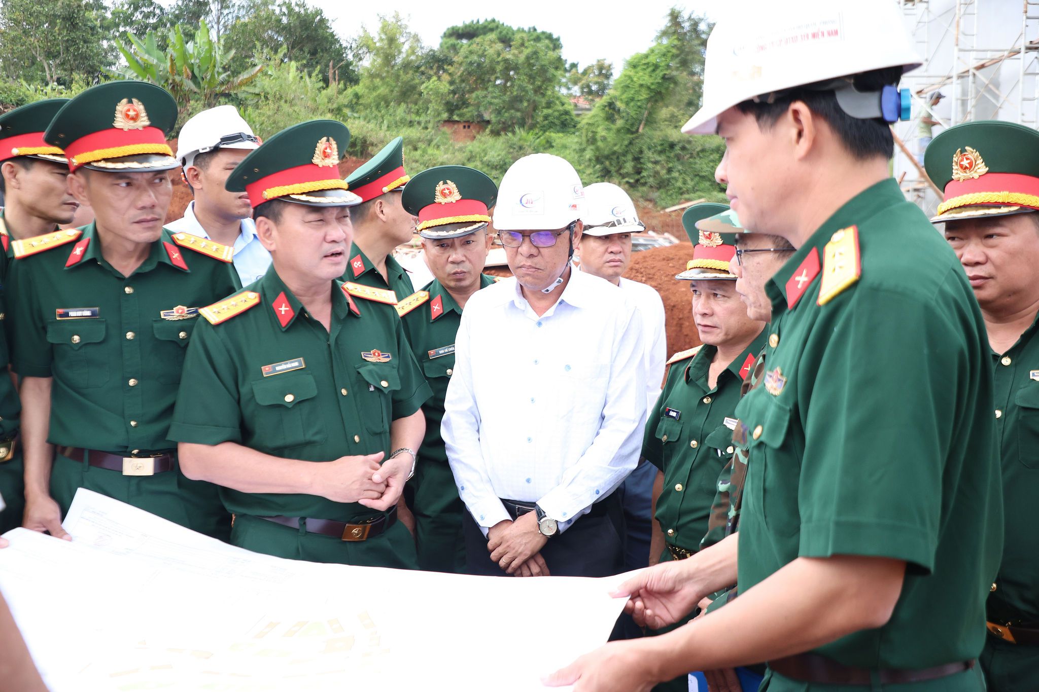 Phó Chủ tịch UBND tỉnh Lâm Đồng Nguyễn Minh và Đại tá Nguyễn Hải Nam nghe báo cáo tiến độ triển khai dự án trường nội trú liên cấp tại xã Quảng Trực