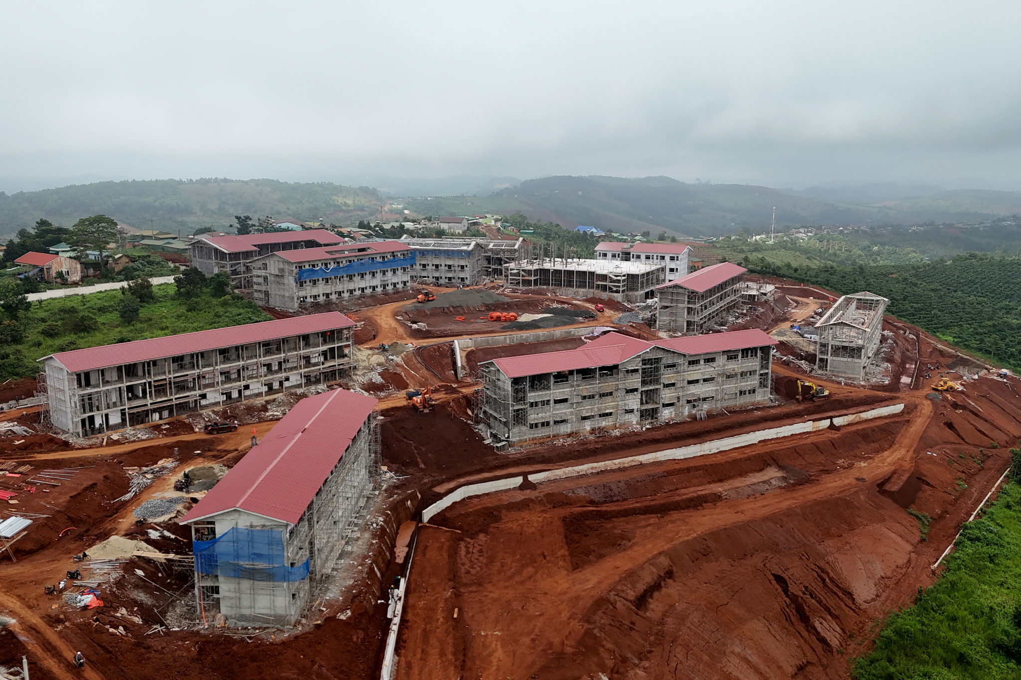 Theo báo cáo, dự án Trường Phổ thông nội trú liên cấp Tiểu học và THCS Quảng Trực hoàn thành khoảng 65% khối lượng