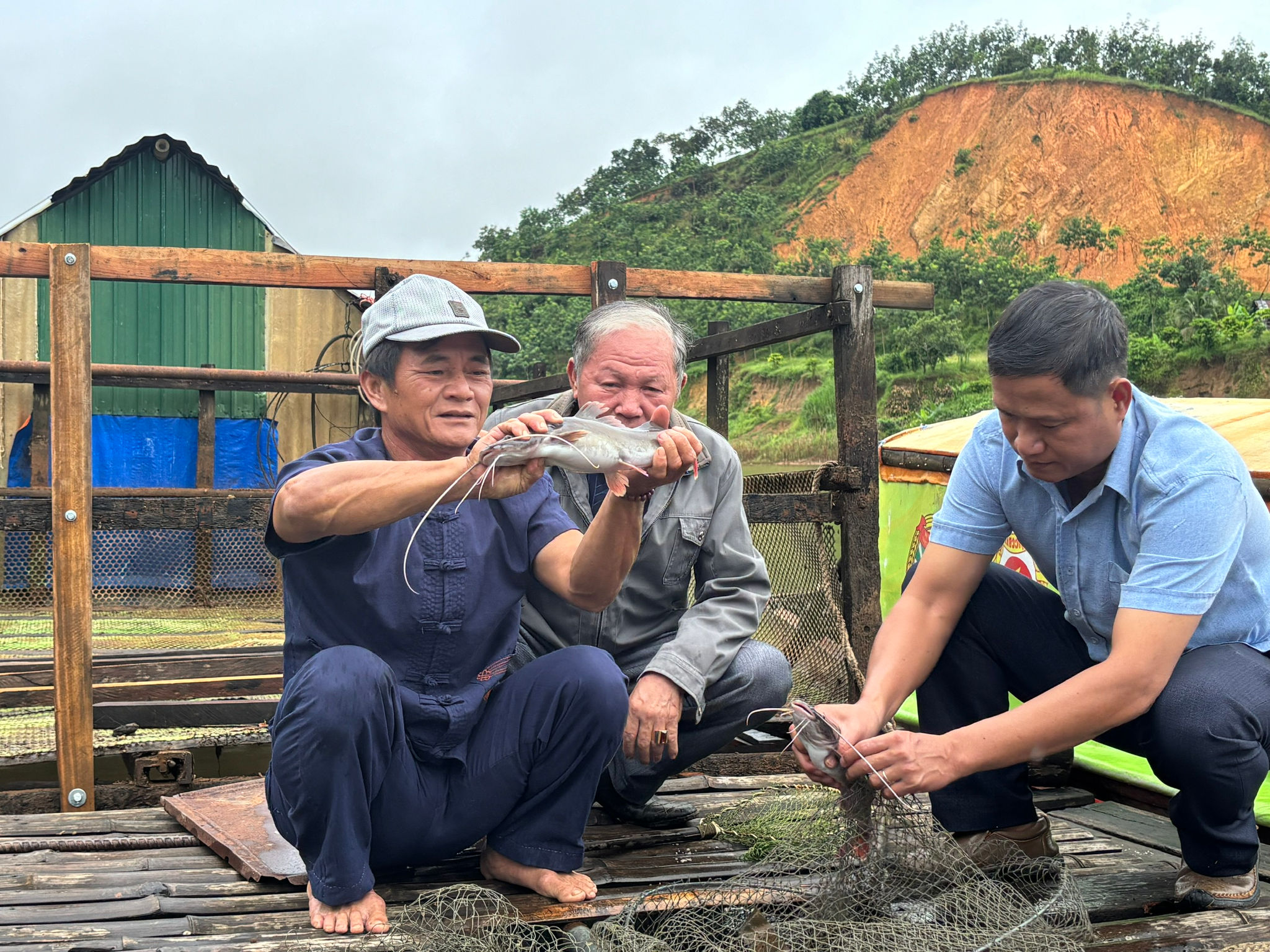 Lá lăng đuôi đỏ đặc sản sông Đồng Nai