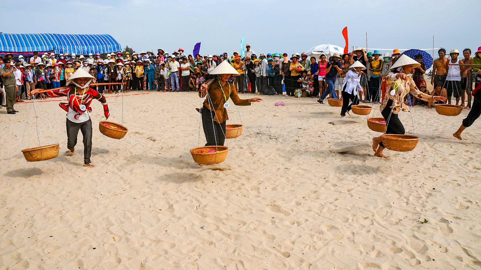 thi-ganh-ca-trong-le-hoi-dinh-thay-thim-anh-n.-lan-.jpg
