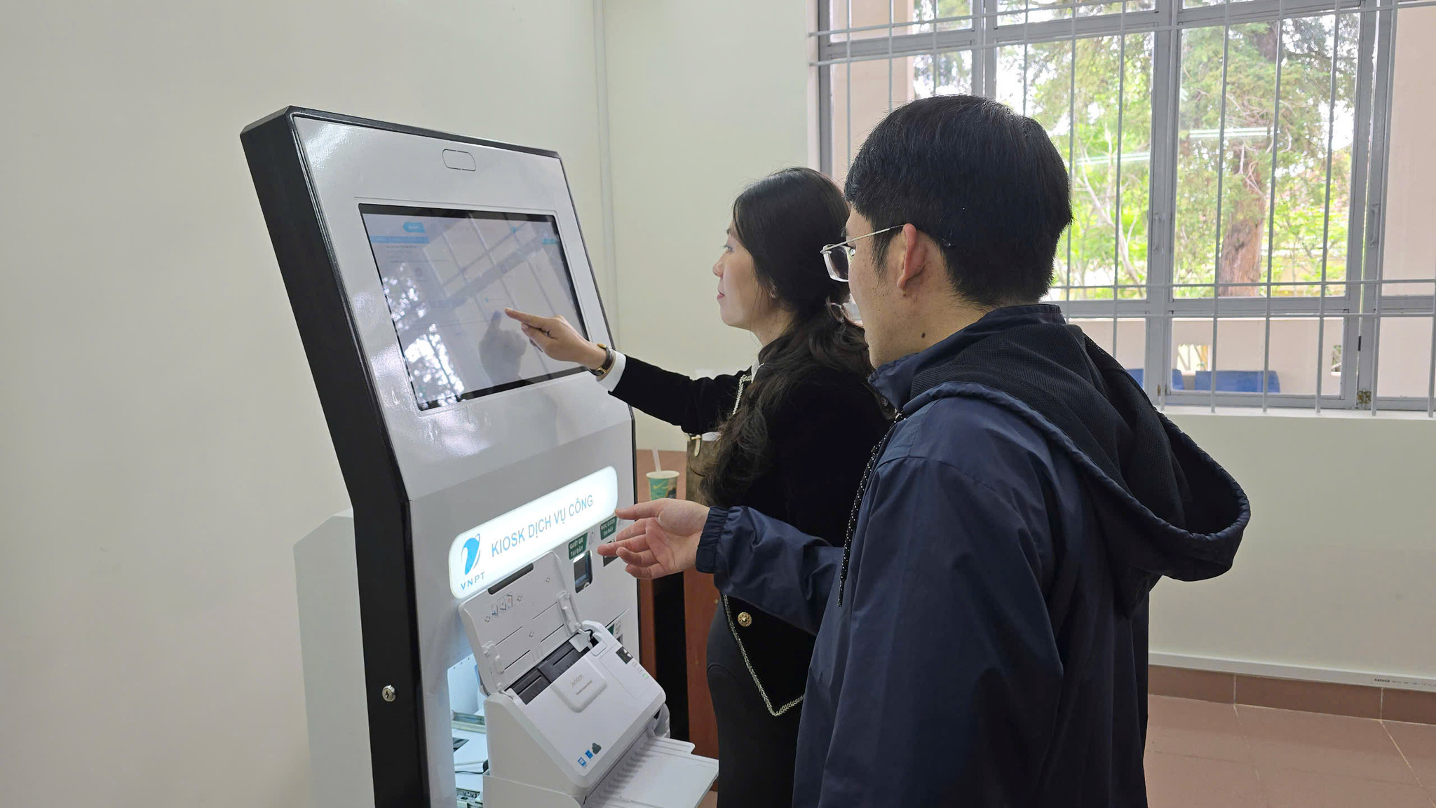 2. Người dân thực hiện thủ tục hành chính trên kiosk dịch vụ công tự phục vụ.
