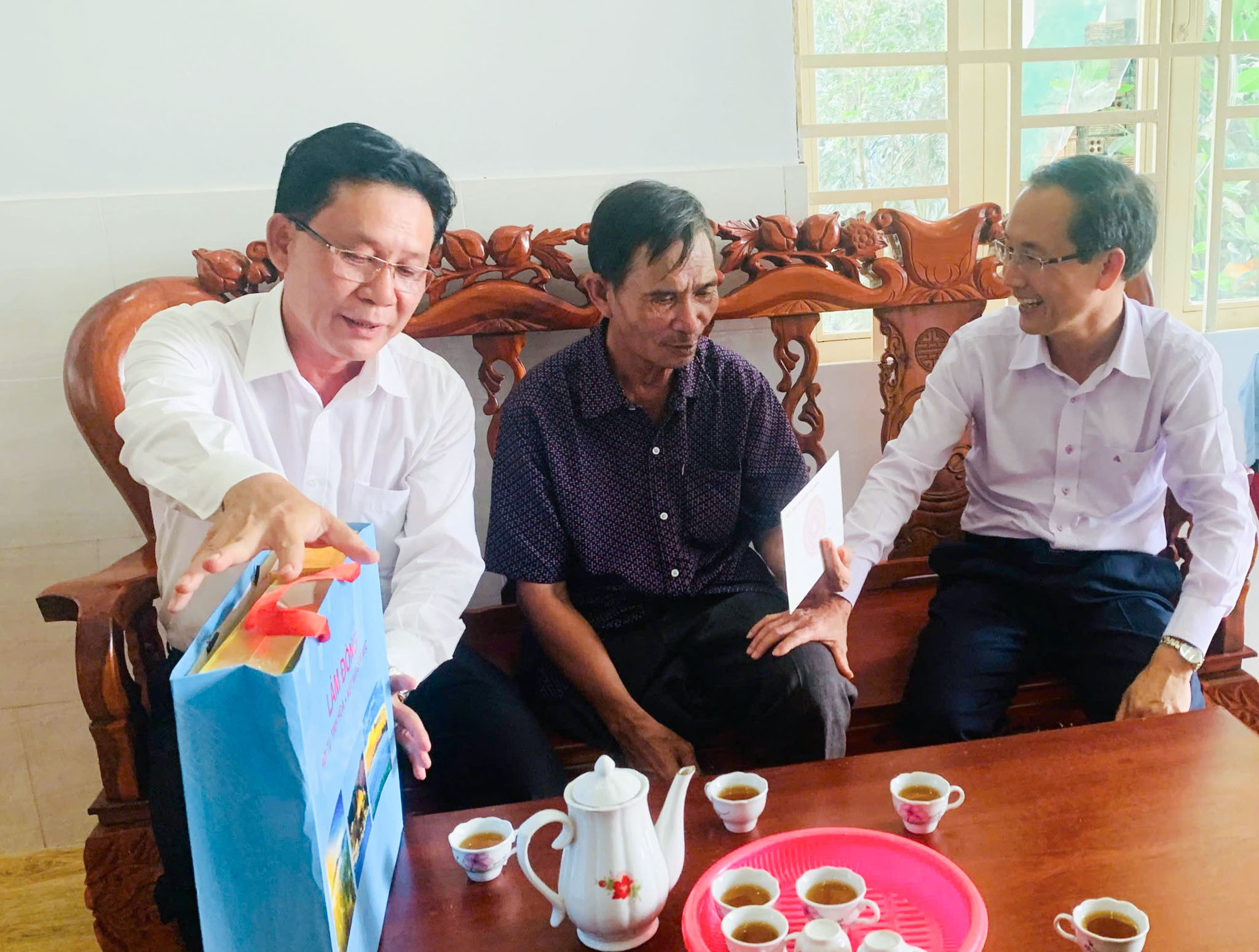 doan-cong-tac-da-tham-hoi-tinh-hinh-suc-khoe-thuong-binh-bui-loc.jpg