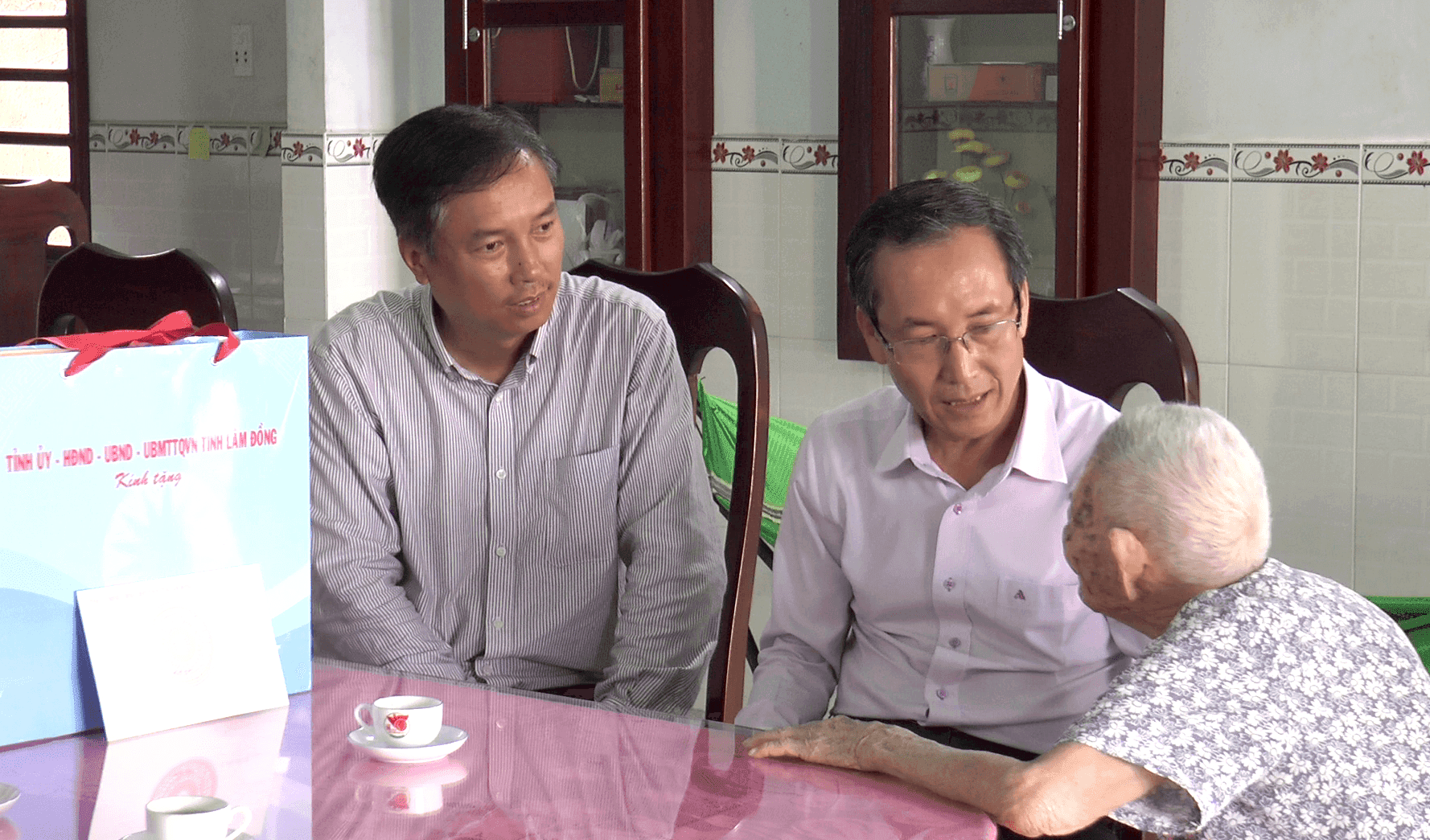 doan-cong-tac-dang-uy-cac-co-quan-dang-tinh-hoi-tham-suc-khoe-me-vnah-nguyen-thi-lang(1).png