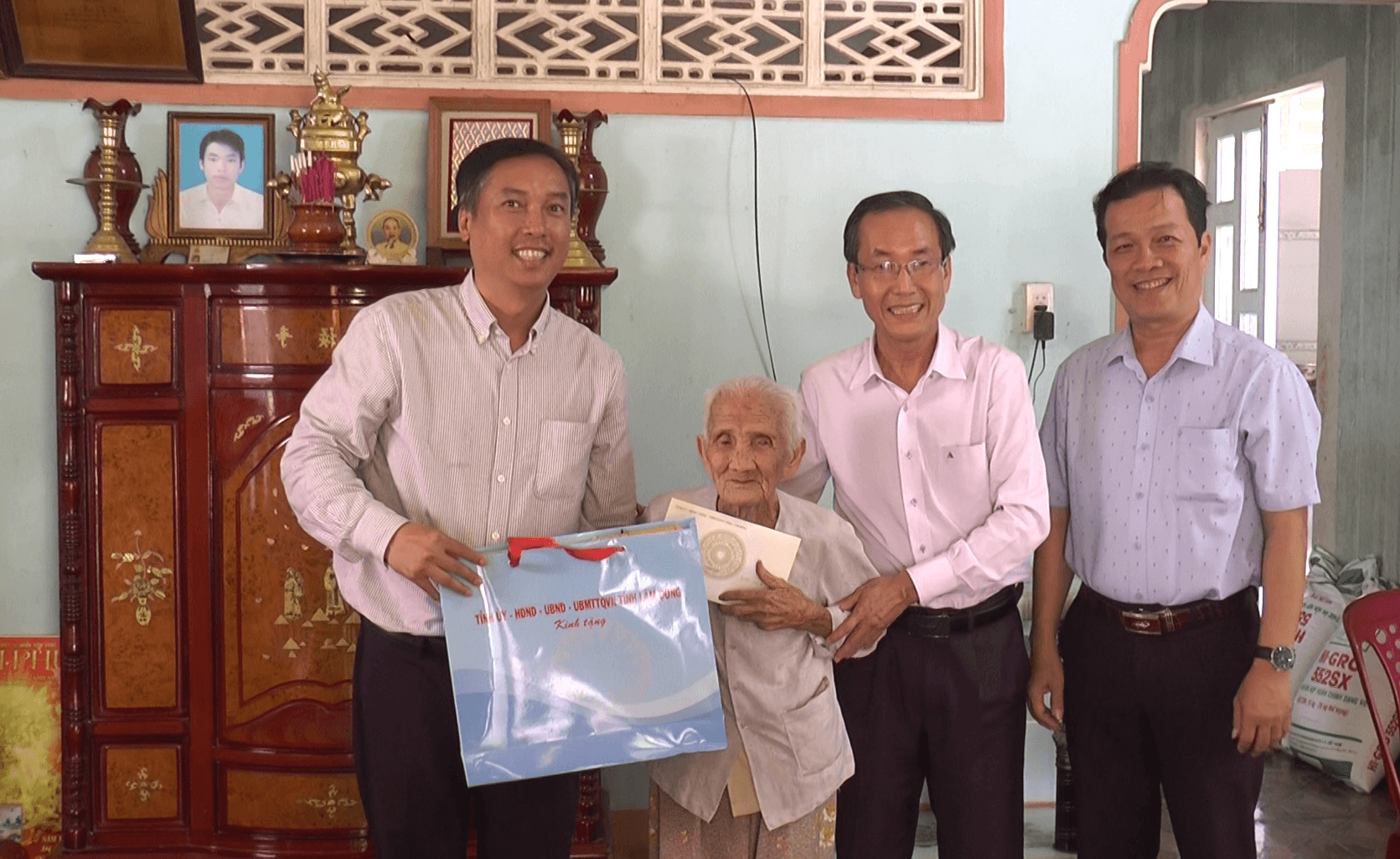 Đoàn công tác Đảng ủy Khối các cơ quan Đảng tỉnh thăm bà Bùi Thị Mẫn là vợ liệt sĩ.