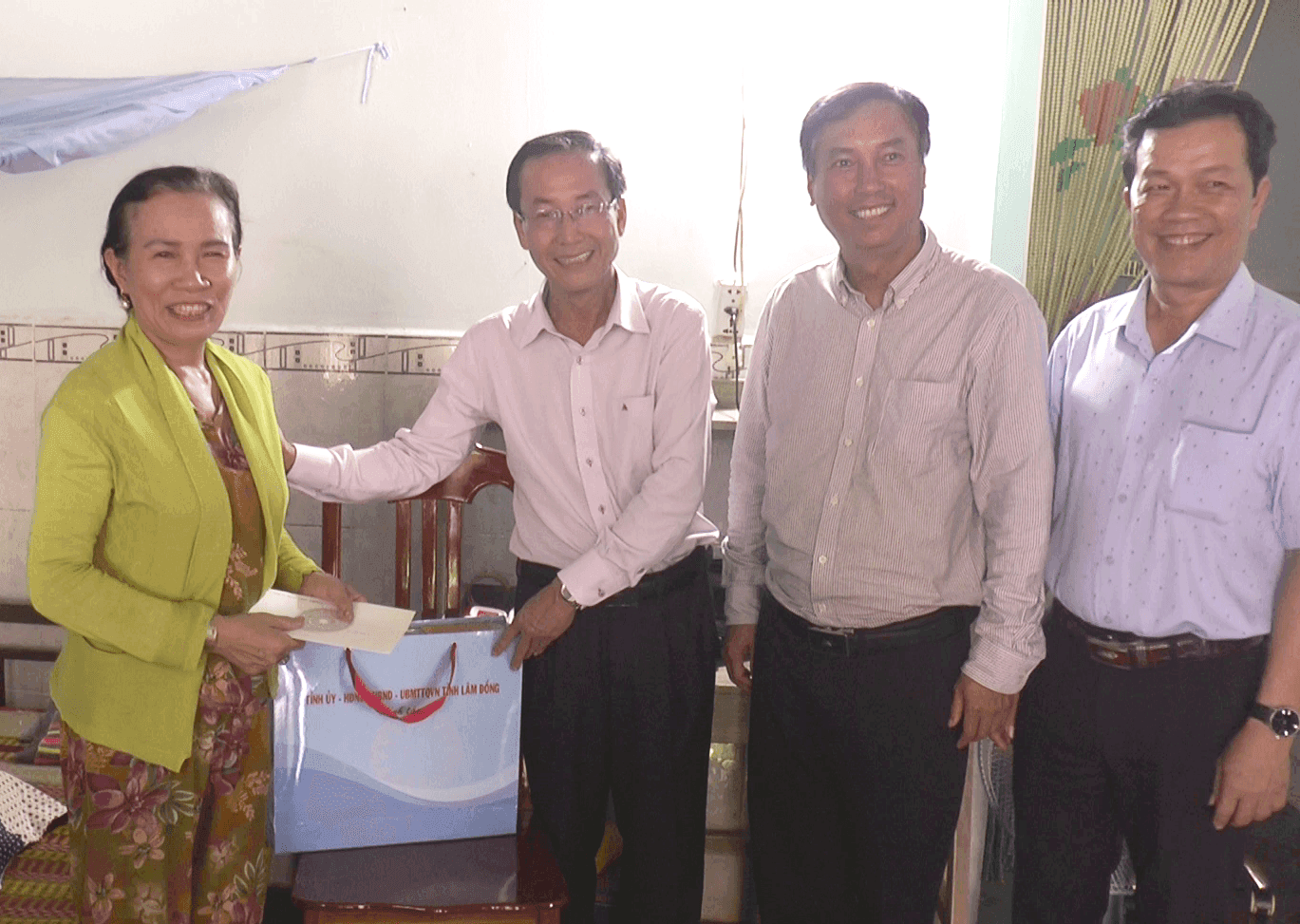 doan-cong-tac-dang-uy-khoi-cac-co-quan-dang-tinh-tham-tang-qua-cho-gia-dinh-me-viet-nam-anh-hung-nguyen-thi-dong(1).png