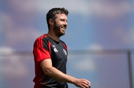 Michael Carrick đang tập trung xây dựng hàng tiền vệ mới cho Manchester United.