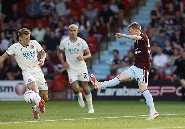 Aston Villa thắng dễ Walsall trên sân khách. Ảnh: Getty Images