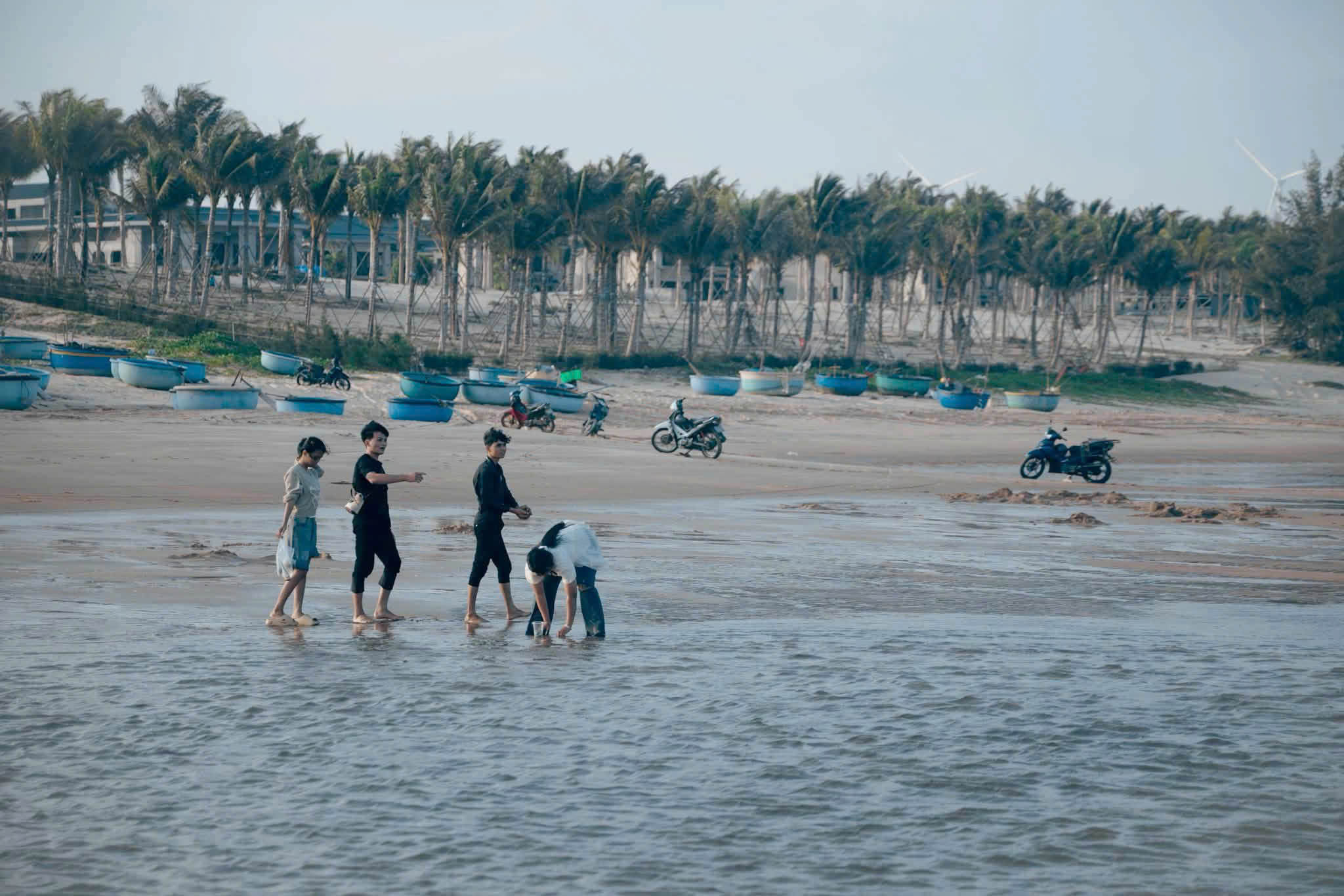 Du khách trẻ đến hòn Rùa ngắm cảnh