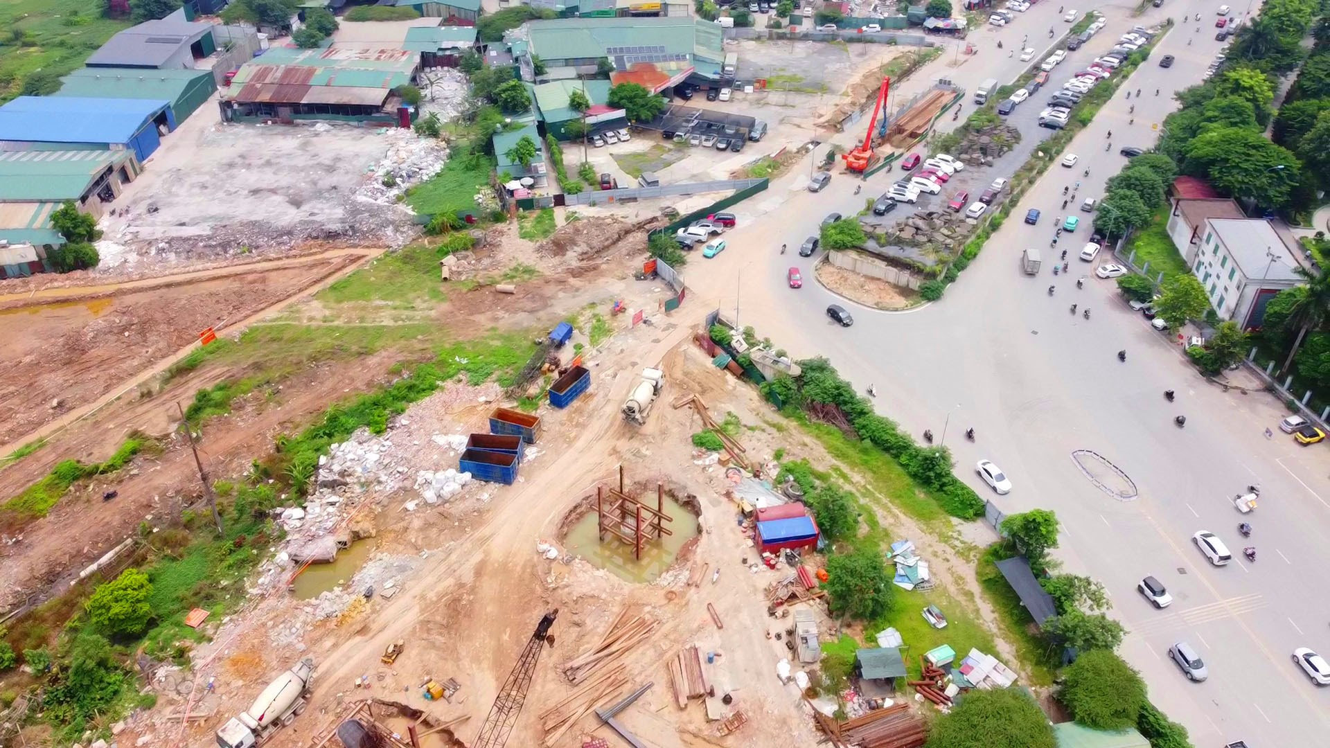 Các trụ cầu vượt đang dần lộ diện sau thời gian ngắn thi công