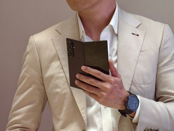 Cận cảnh màn hình phẳng tuyệt đối trên Galaxy Z Fold8 Ultra với công nghệ Flex Titanium