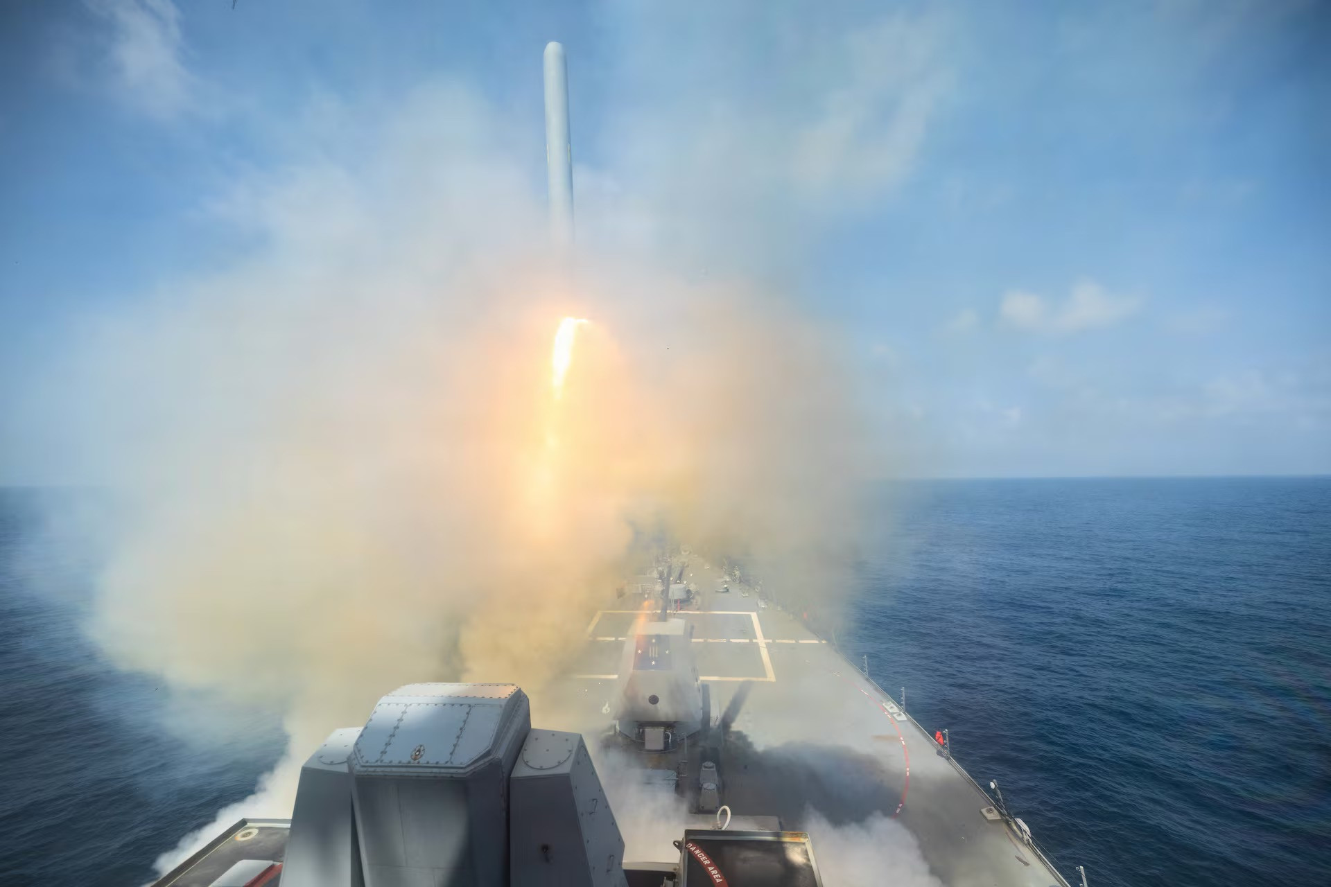 Tàu khu trục USS Spruance phóng tên lửa Tomahawk