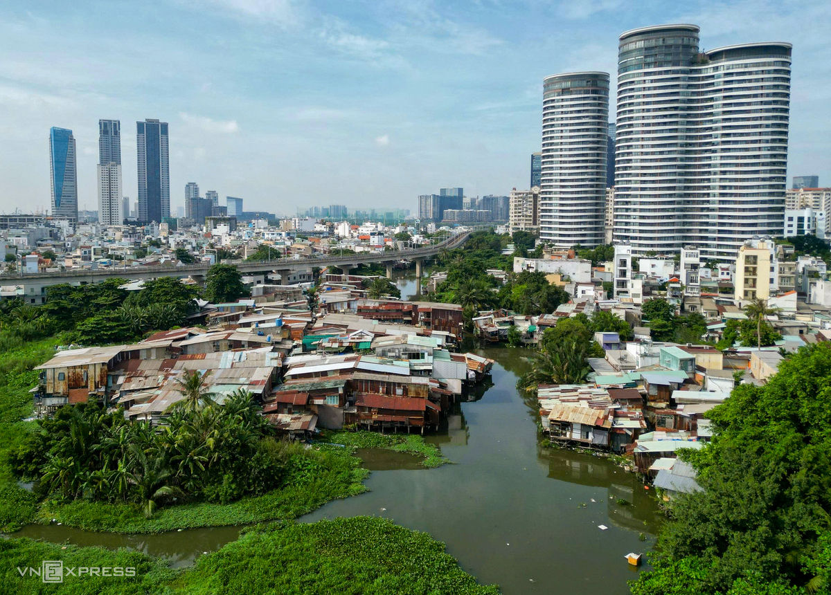 Toàn cảnh rạch Văn Thánh nhìn từ trên cao