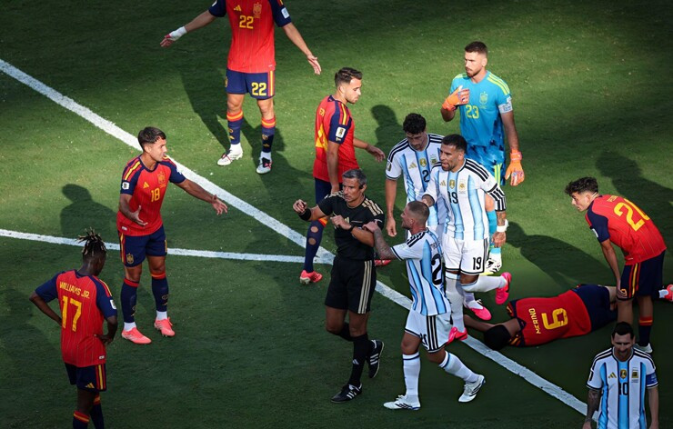 A petição questiona a atuação do árbitro esloveno Slavko Vinčić na partida final.