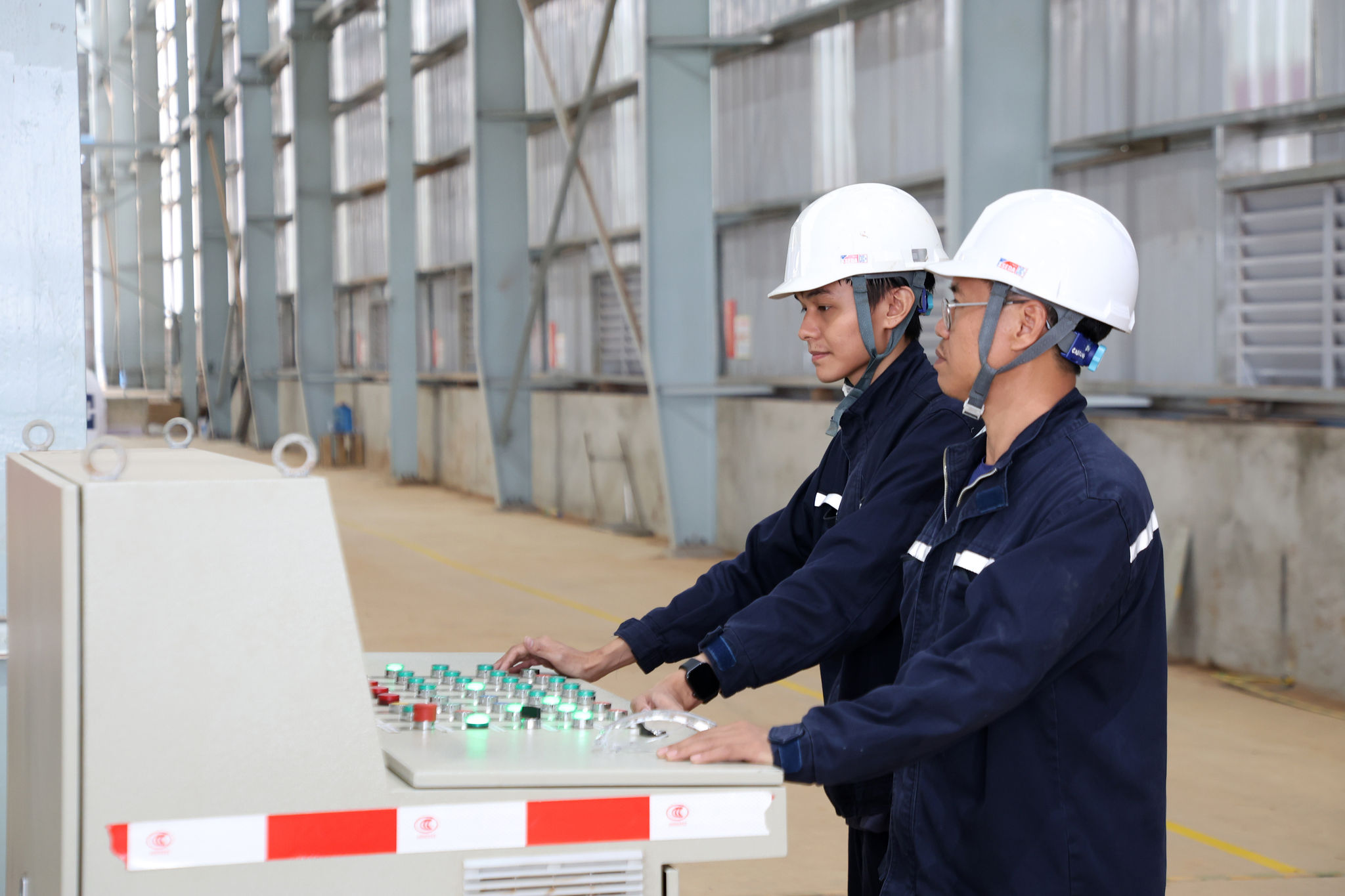 Nhà máy điện phân nhôm Đắk Nông đang tạo việc làm cho hàng trăm lao động địa phương