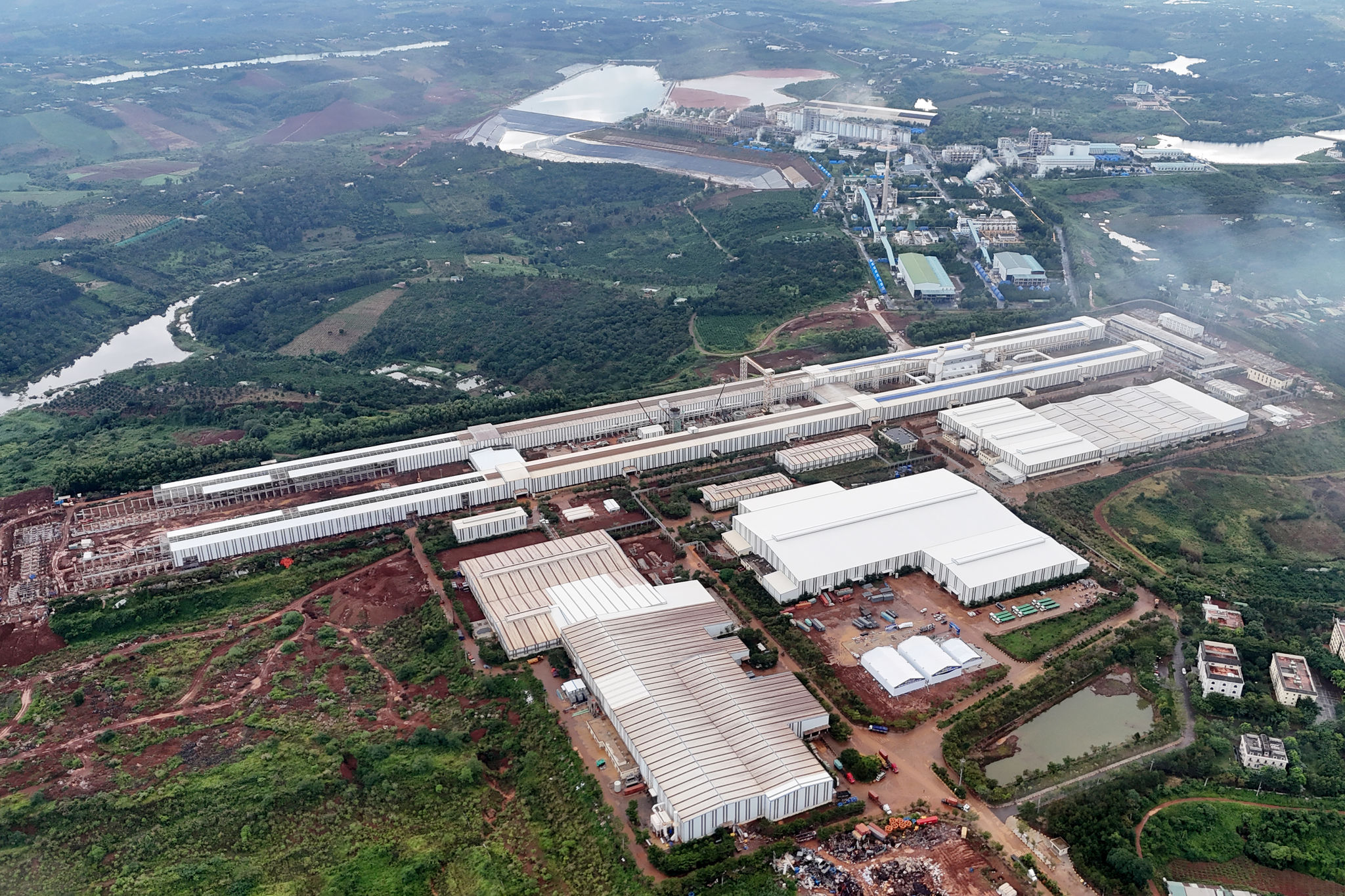 Dự án được khởi công tháng 9/2014 trên tổng diện tích gần 130ha tại Khu công nghiệp Nhân Cơ (tỉnh Đắk Nông cũ nay là tỉnh Lâm Đồng)