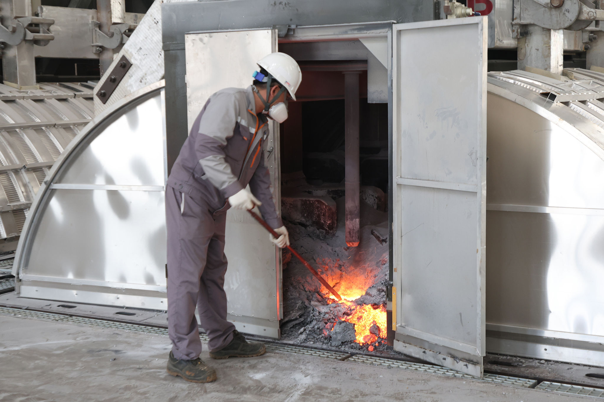 Công nhân làm việc tại phân xưởng luyện kim