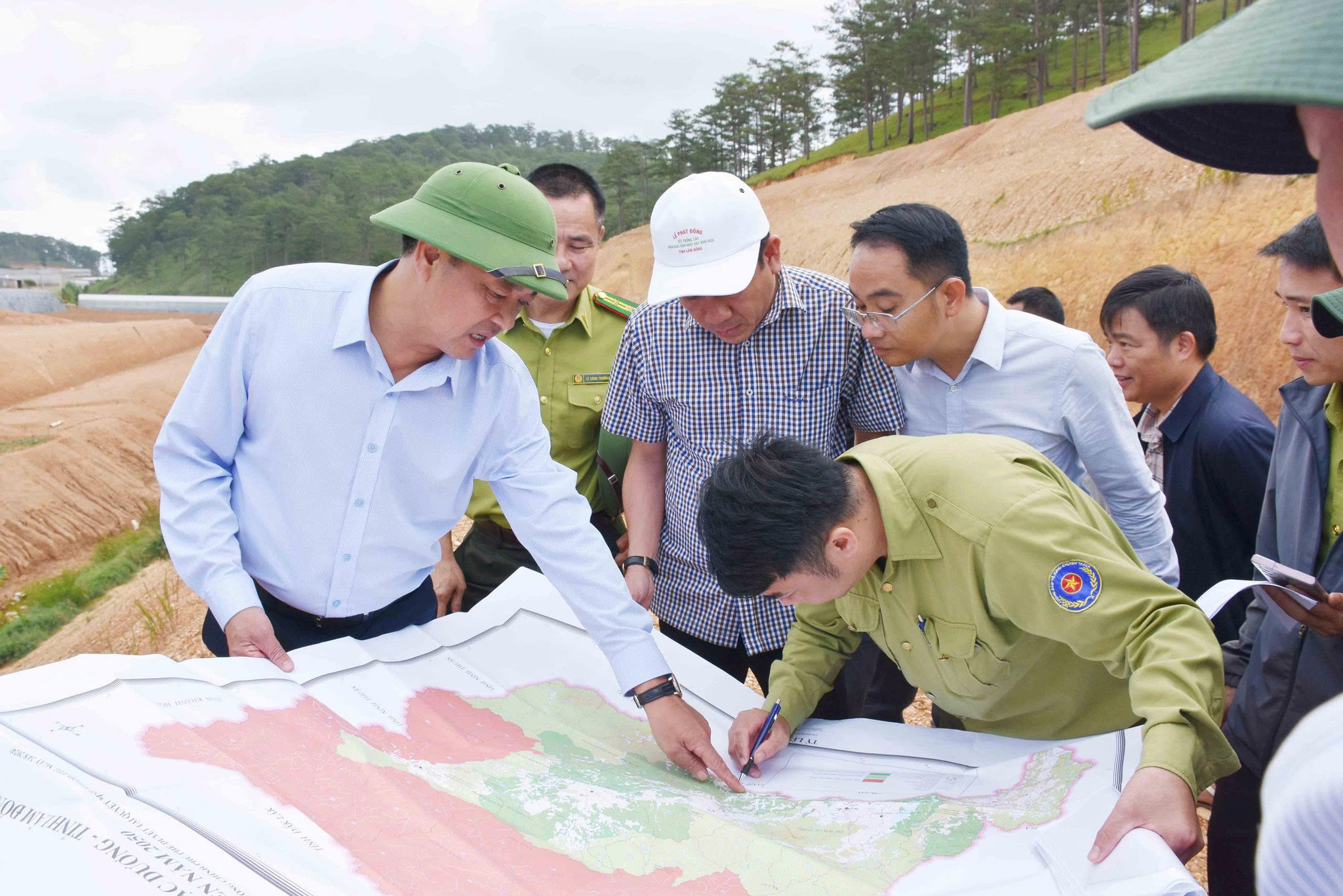 Phó Chủ tịch Thường trực UBND tỉnh Lâm Đồng Lê Trọng Yên trực tiếp đi kiểm tra thực địa các điểm lấn chiếm đất lâm nghiệp ở Lạc Dương (ảnh Kim Hiền)