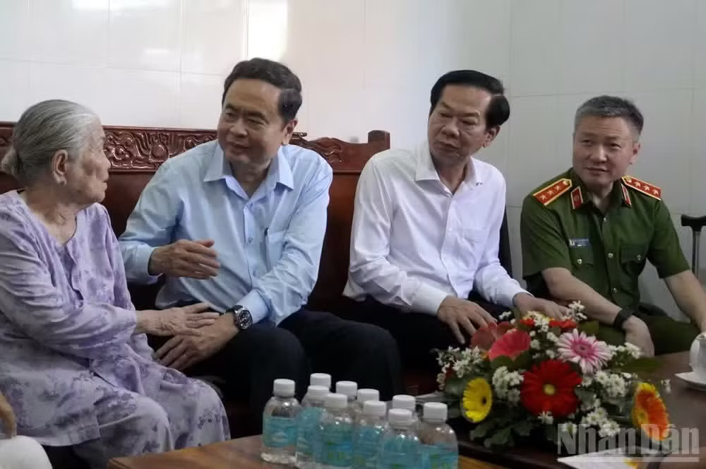 Chủ tịch Quốc hội Trần Thanh Mẫn ân cần hỏi thăm sức khỏe Bà mẹ Việt Nam Anh hùng Trần Thị Lưỡng (phường Tam Long, Thành phố Hồ Chí Minh). (Ảnh: ND) ctqh-hoi-tham.jpg