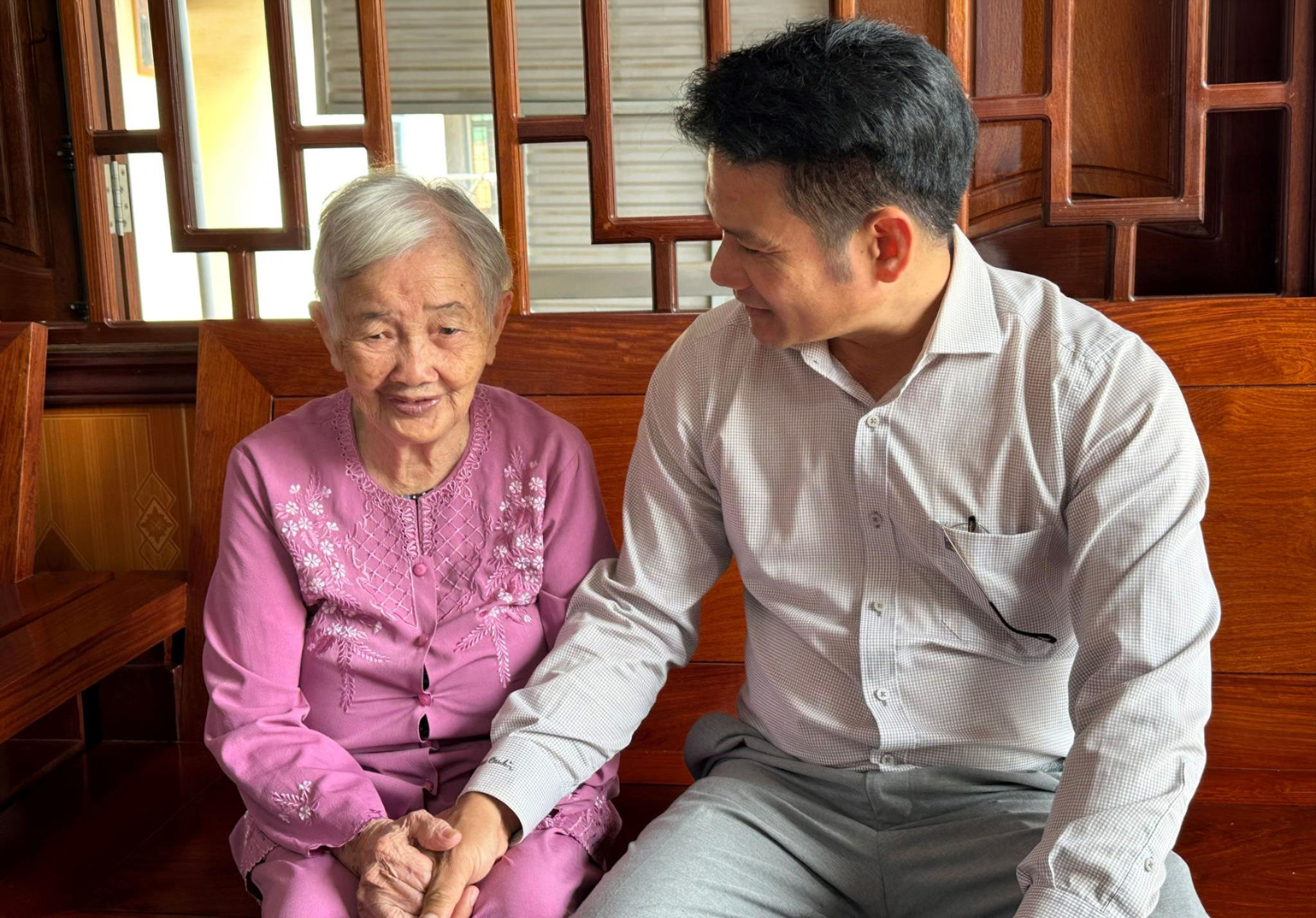 dc-ho-van-mien-an-can-tham-hoi-suc-khoe-me-viet-nam-anh-hung-nguyen-thi-xuan-1-(1).jpg