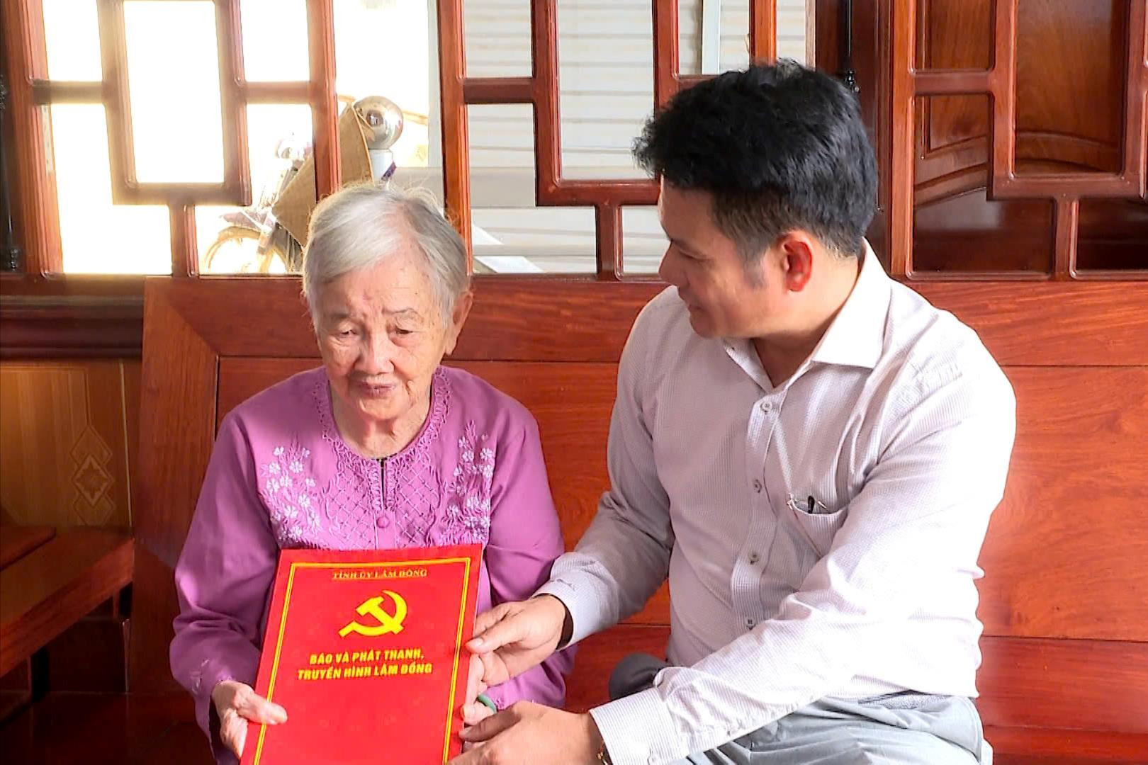 dc-ho-van-mien-tang-qua-tri-an-me-viet-nam-anh-hung-nguyen-thi-xuan(1).jpg