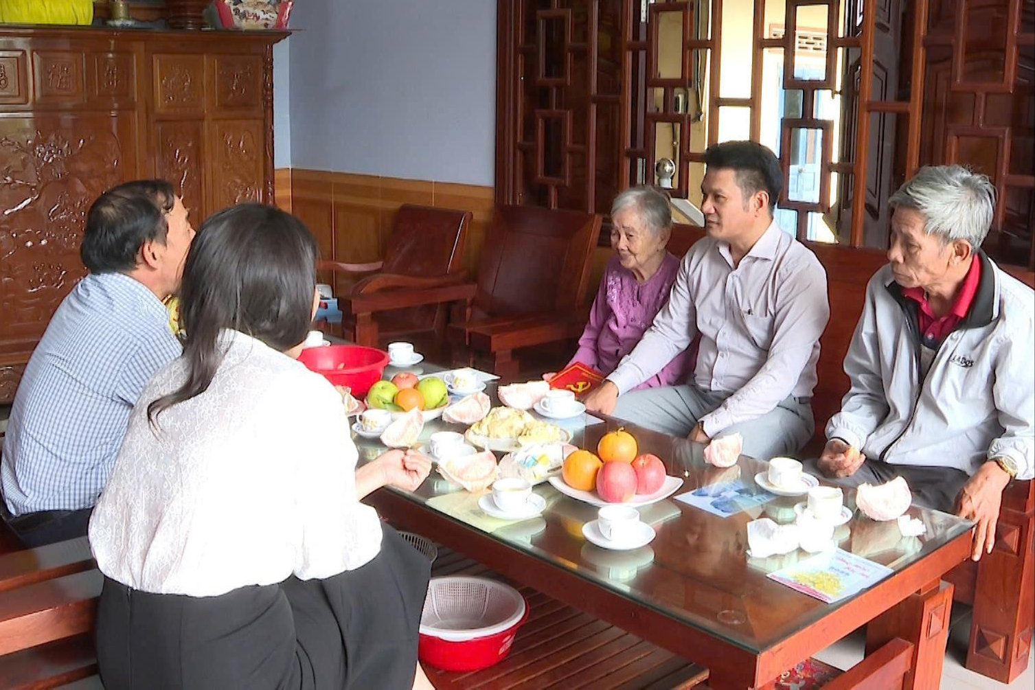 dc-ho-van-mien-tham-hoi-doi-song-gia-dinh-me-viet-nam-anh-hung-nguyen-thi-xuan-1-.jpg