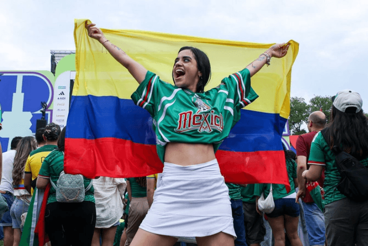 Torcedoras mexicanas vibram de entusiasmo do lado de fora do estádio.