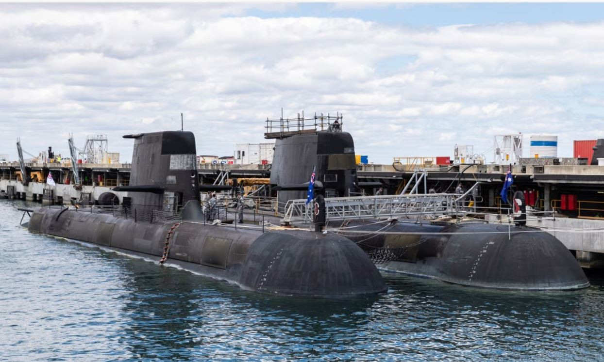 Hai tàu ngầm lớp Collins của Australia tại Căn cứ Hải quân Hoàng gia Australia