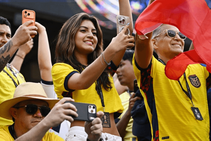 A garota de beleza harmoniosa na Copa do Mundo está de pé.