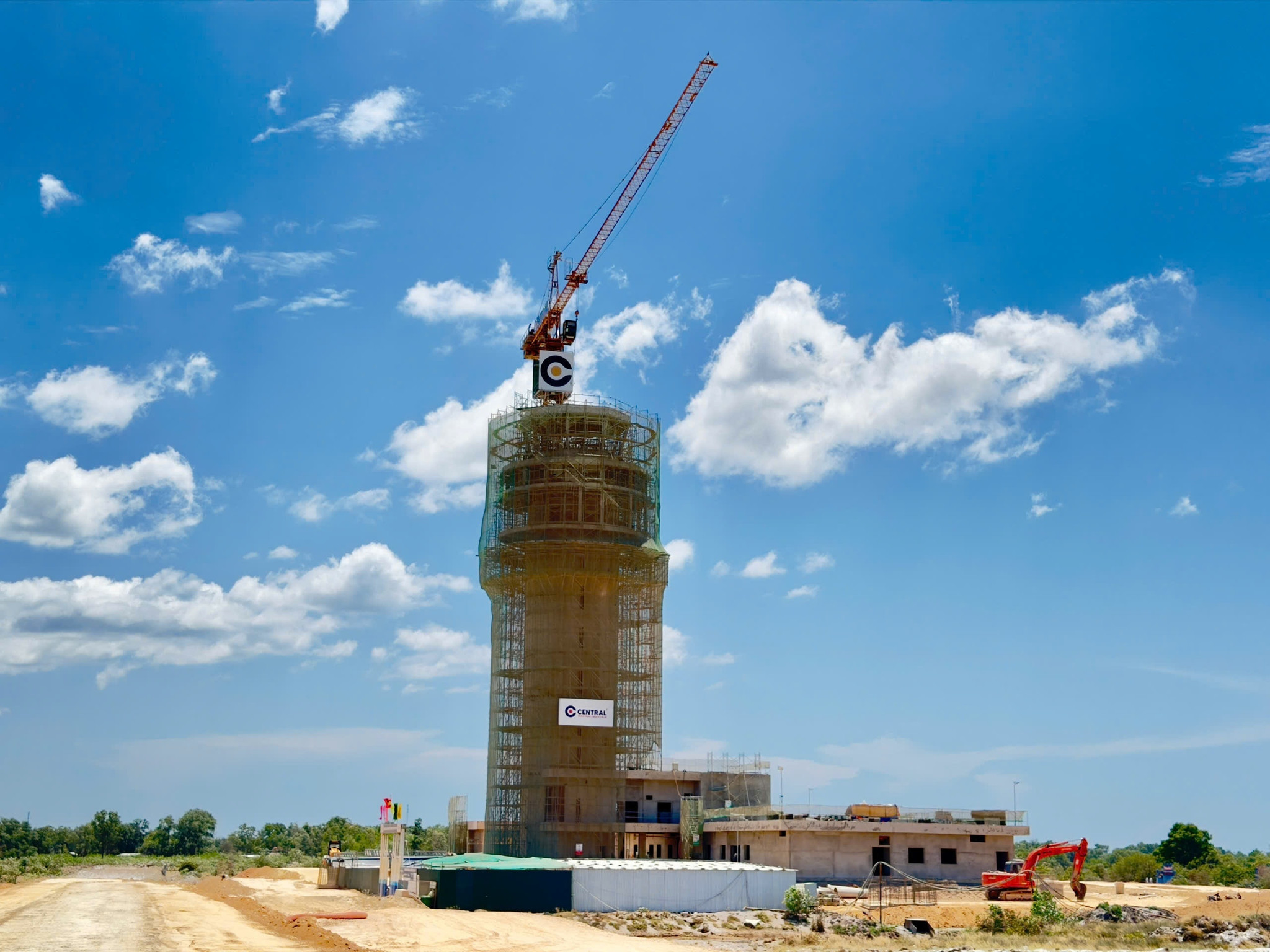 Tháp không lưu sân bay Quảng Trị đã được cất nóc