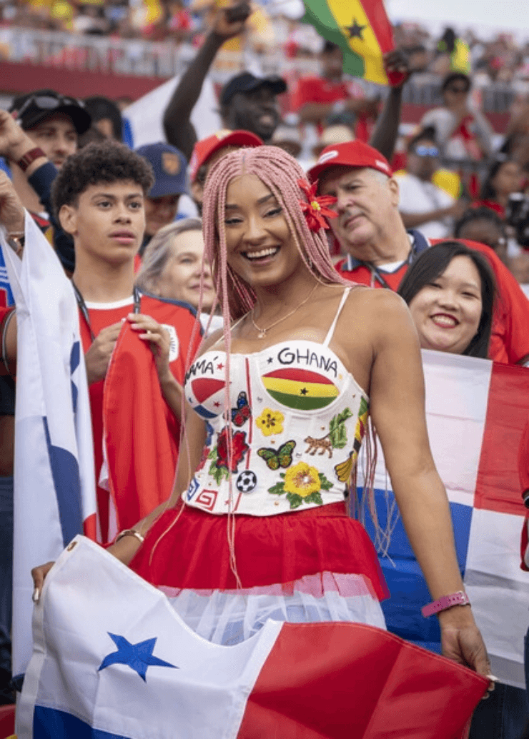 Os torcedores ganeses estão vestidos com cores vibrantes.
