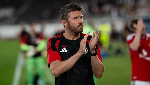 Michael Carrick và ban lãnh đạo MU đang nỗ lực giải quyết tương lai Joshua Zirkzee.