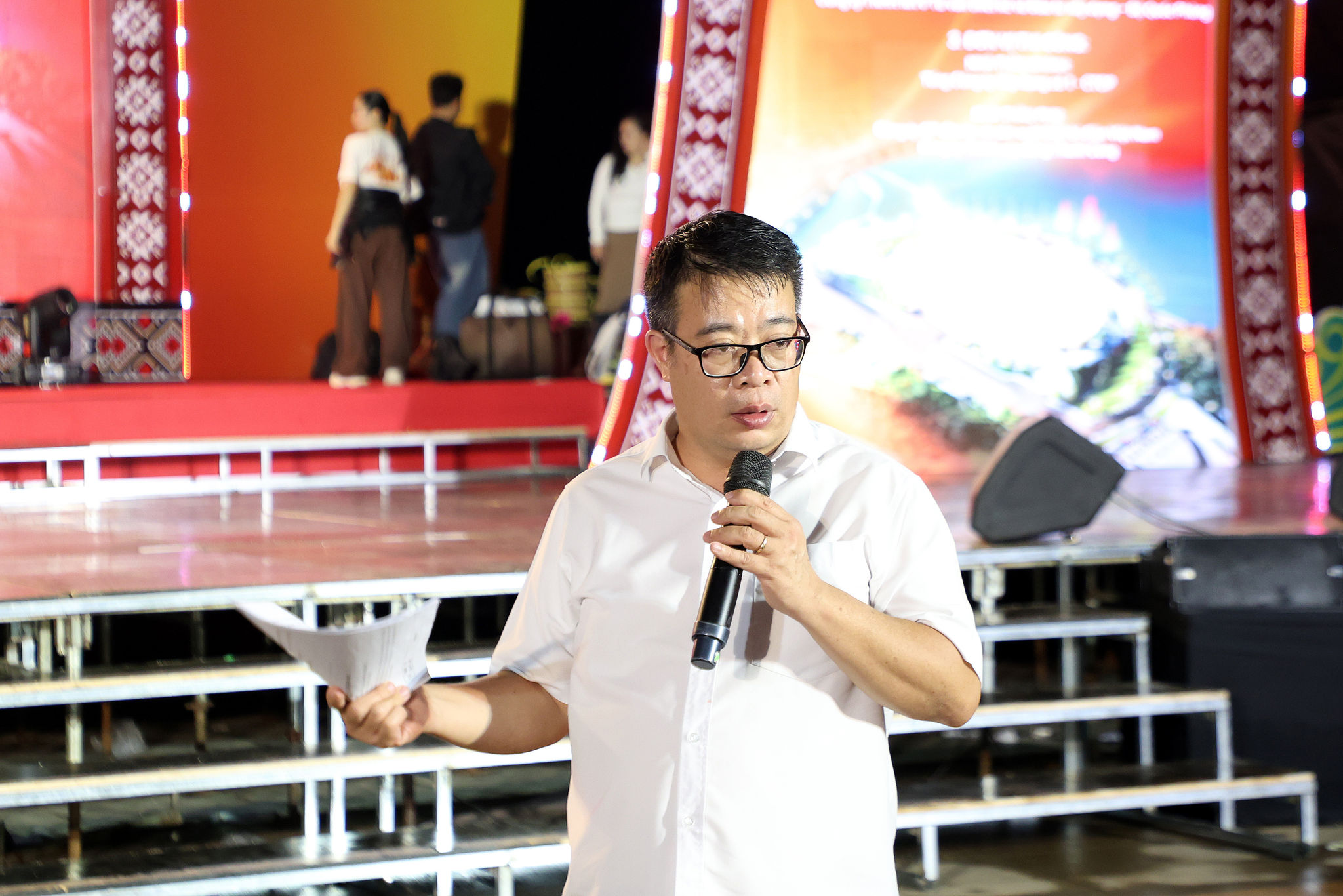 Đồng chí Nguyễn Ngọc Phúc, Phó Chủ tịch UBND tỉnh Lâm Đồng chỉ đạo buổi tổng duyệt