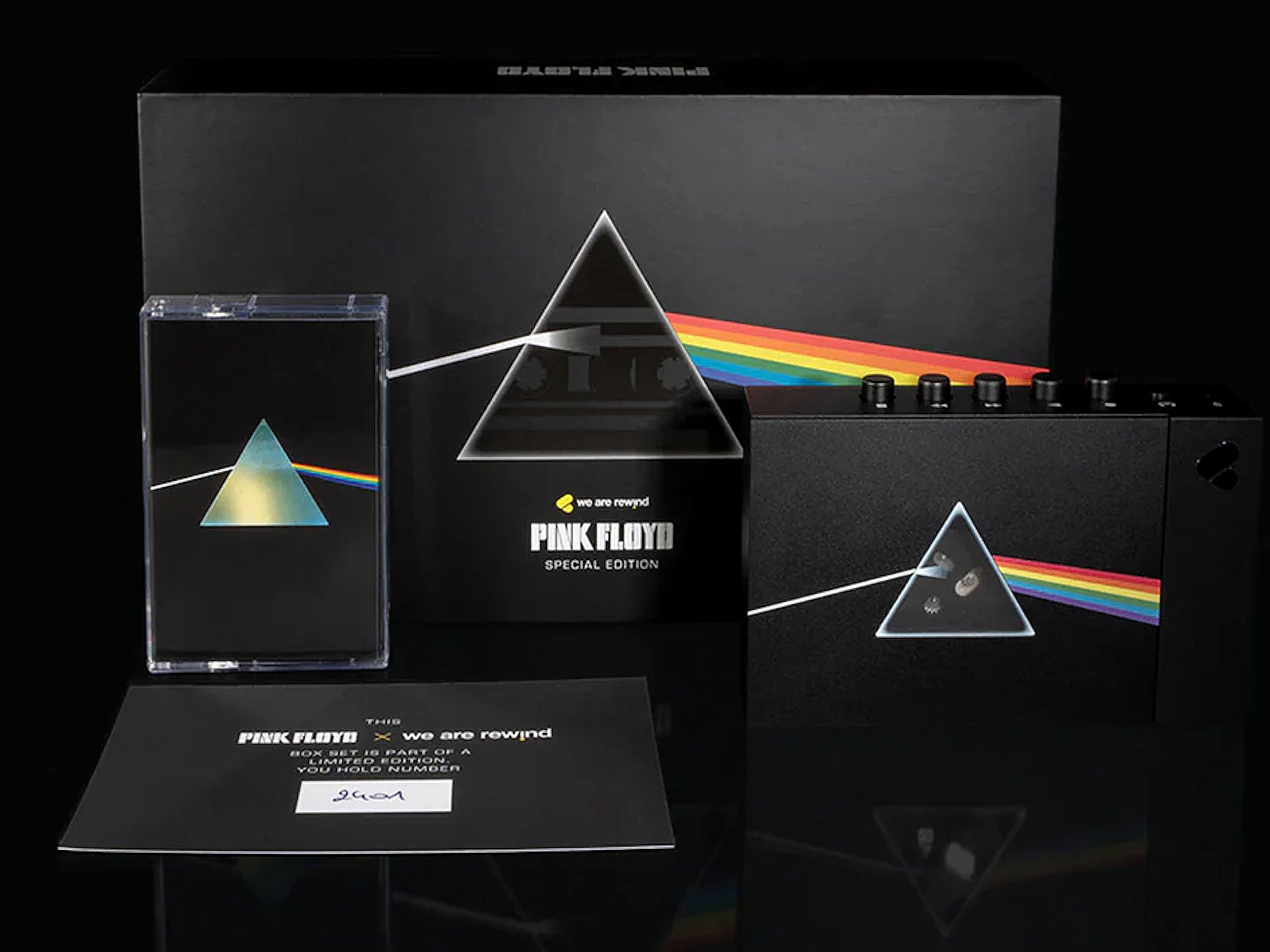 Toàn bộ vật phẩm bên trong bộ sưu tập We Are Rewind x Pink Floyd Collector's box set.