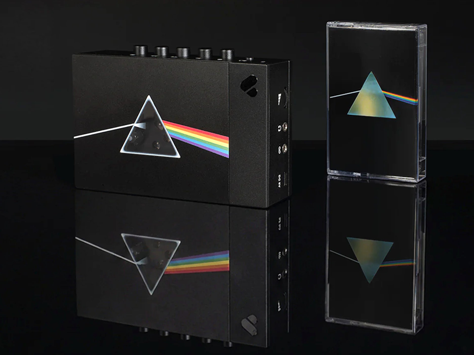 Bộ sản phẩm We Are Rewind x Pink Floyd Collector's box set bao gồm máy nghe nhạc cassette phiên bản giới hạn và album The Dark Side of the Moon.