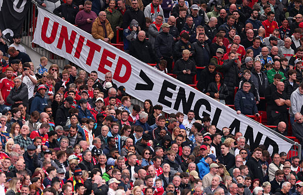 Người hâm mộ Manchester United phải đợi sân vận động mới thêm một thời gian. Ảnh: Getty Images