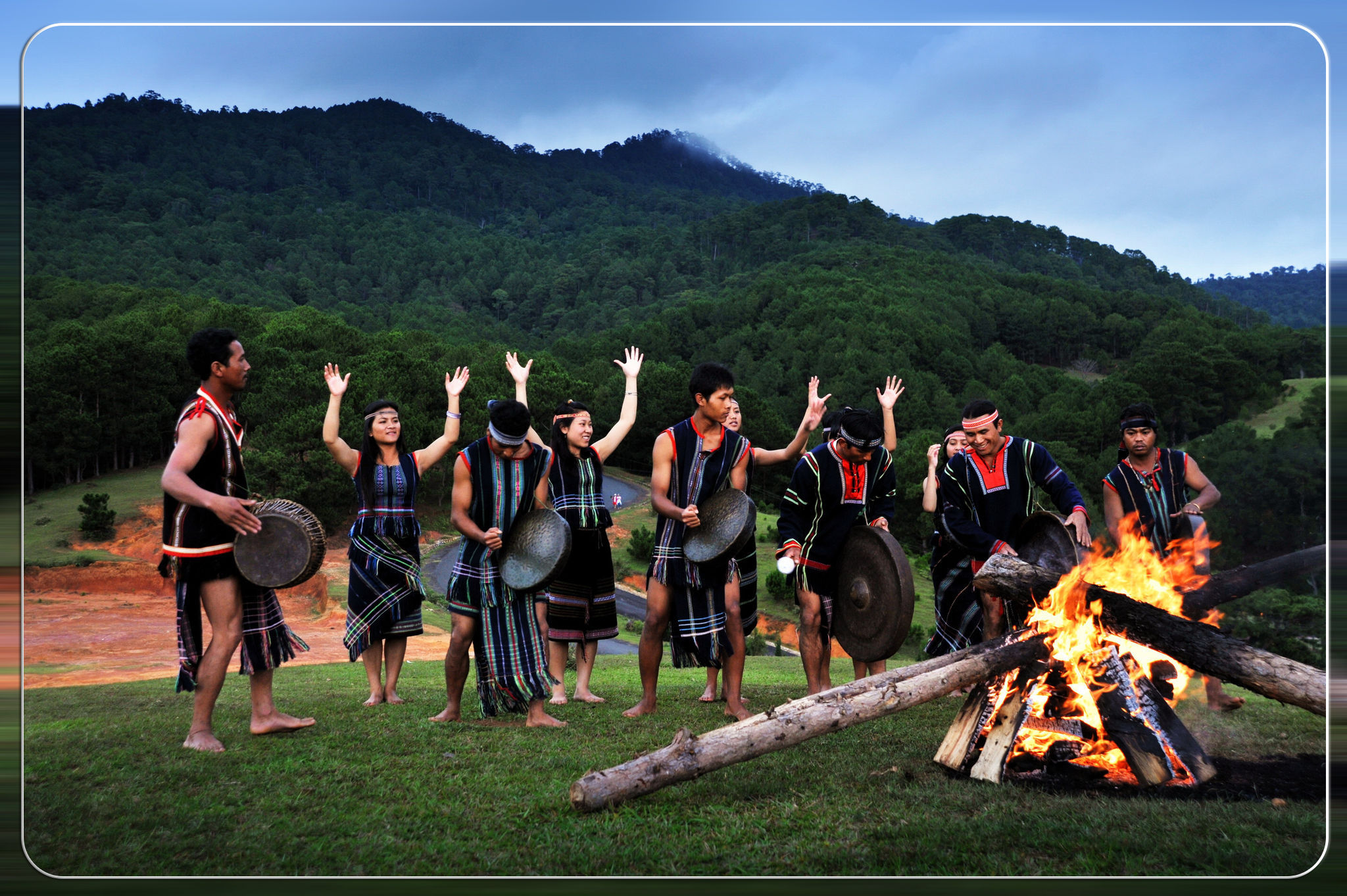 nhung-doi-chan-tran-tieng-chieng-hoa-quyen-cung-ngon-lua.jpg