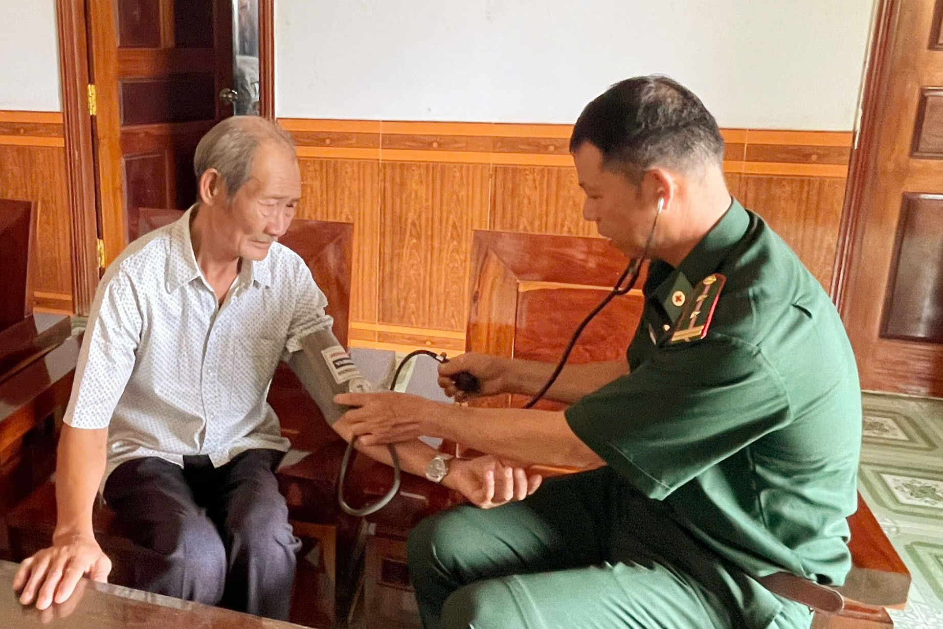 anh-11.-quan-y-don-bp-cua-khau-thuan-an-kham-benh-cap-thuoc-cho-thuong-binh(1).jpg