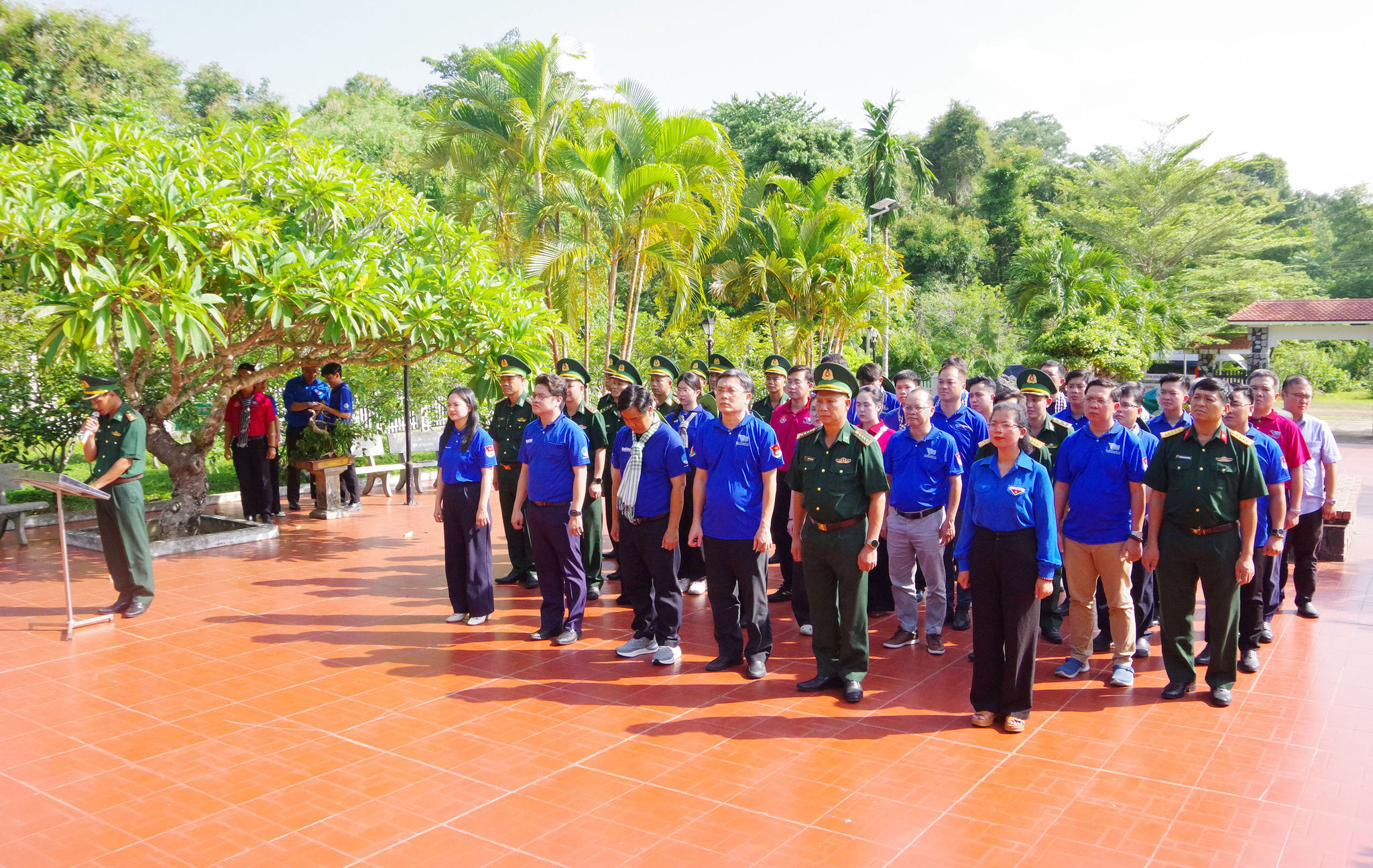 Ảnh 2. Ban Chỉ huy BĐBP tỉnh Lâm Đồng cùng lãnh đạo, sinh viên Đại học Quốc gia Thành phố Hồ Chí Minh, lãnh đạo Tỉnh đoàn Lâm Đồng dâng hương tưởng niệm các Anh hùng liệt sĩ Đồn Biên phòng Đắk Đam