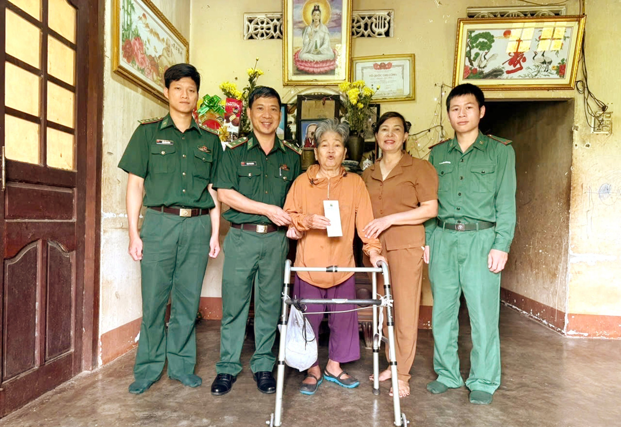Ảnh 6. Đồn BP Đắk Lao tặng quá, thăm hỏi sức khỏe, động viên gia đình người có công với cách mạng trên địa bàn.