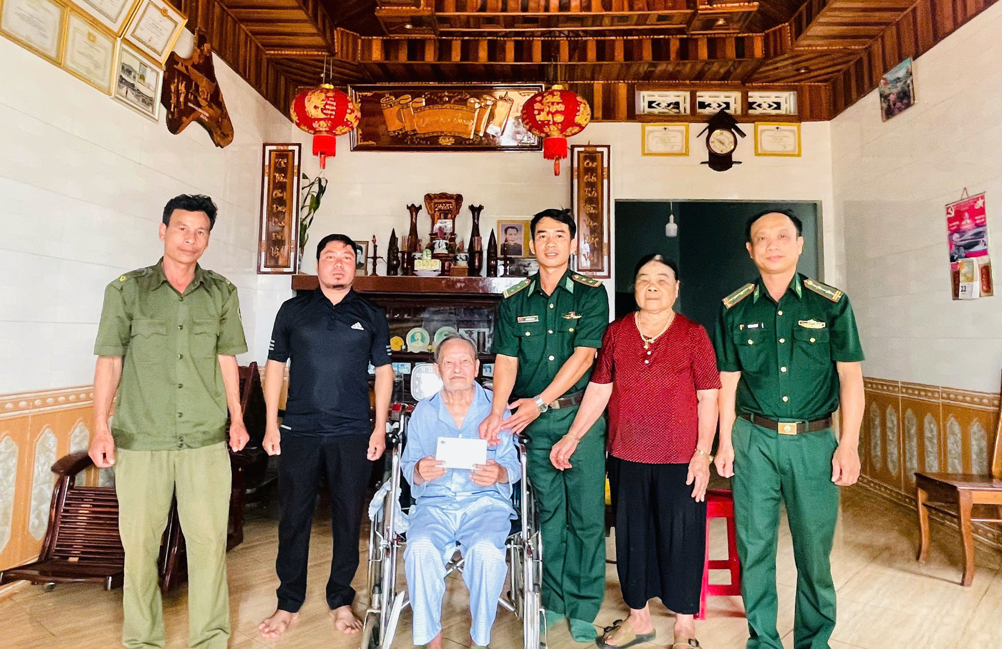 Ảnh 7. Đồn BP Đắk Tiên trao quà tri ân thương binh trên địa bàn khu vực biên giới.