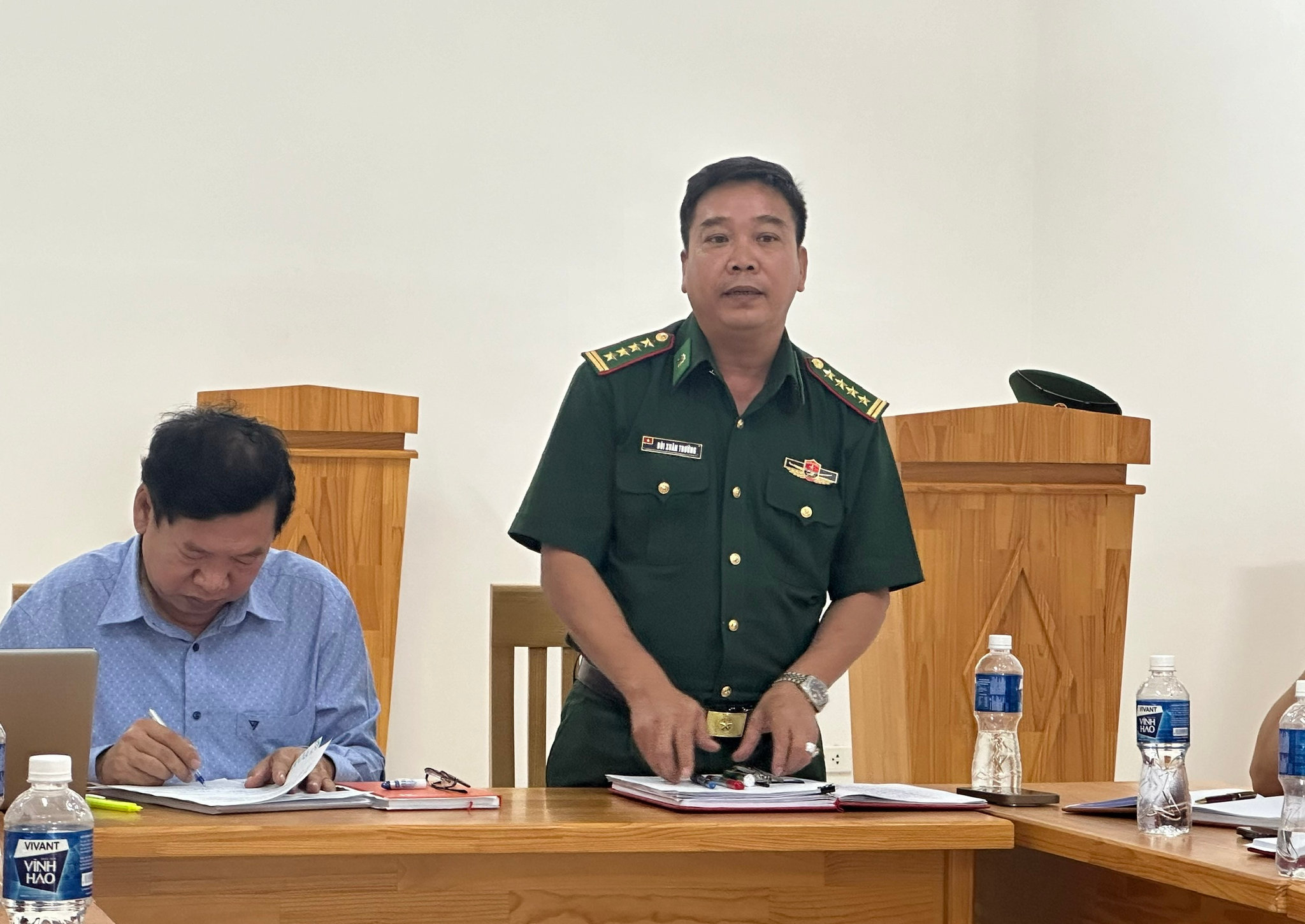 Đại tá Bùi Xuân Trường – Phó Chỉ huy trưởng nghiệp vụ Ban Chỉ huy Bộ đội Biên phòng Link vào phát biểu tại buổi làm việc.