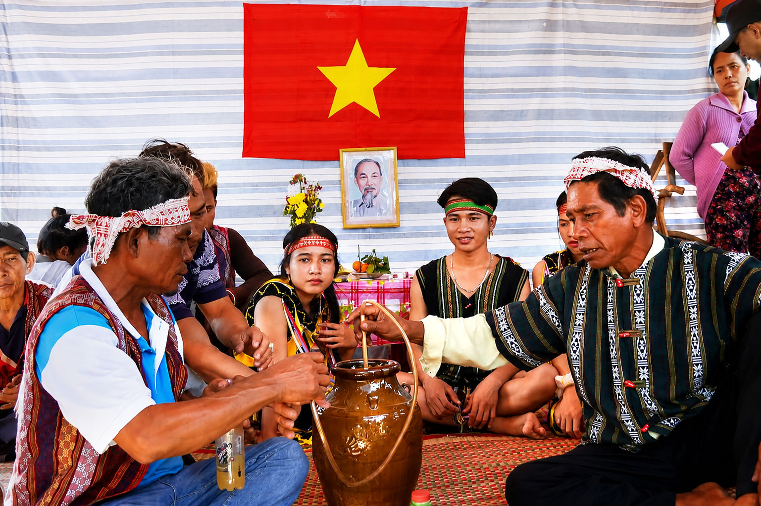 già làng đang giới thiệu cho các thế hệ con cháu về rượu cân, một nét văn hóa truyền thống của dân tộc Raglai biết và mong thế hệ trẻ cố gắng gìn giữ và phát huy