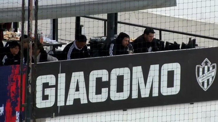Messi foi ao estádio para assistir à partida entre Leones e Central Córdoba.