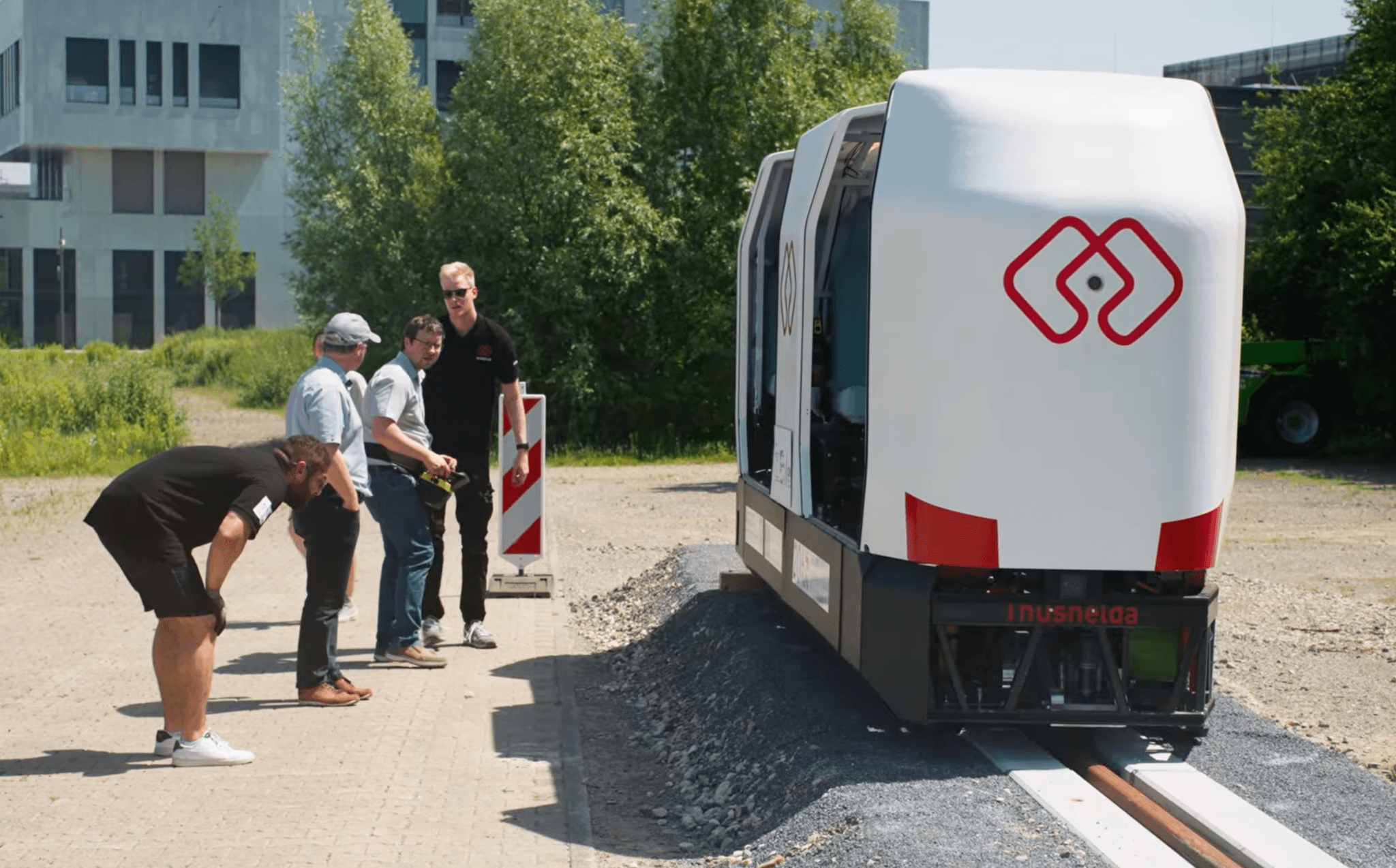 Monocab campus shuttle trên đoạn đường thử nghiệm 20 mét