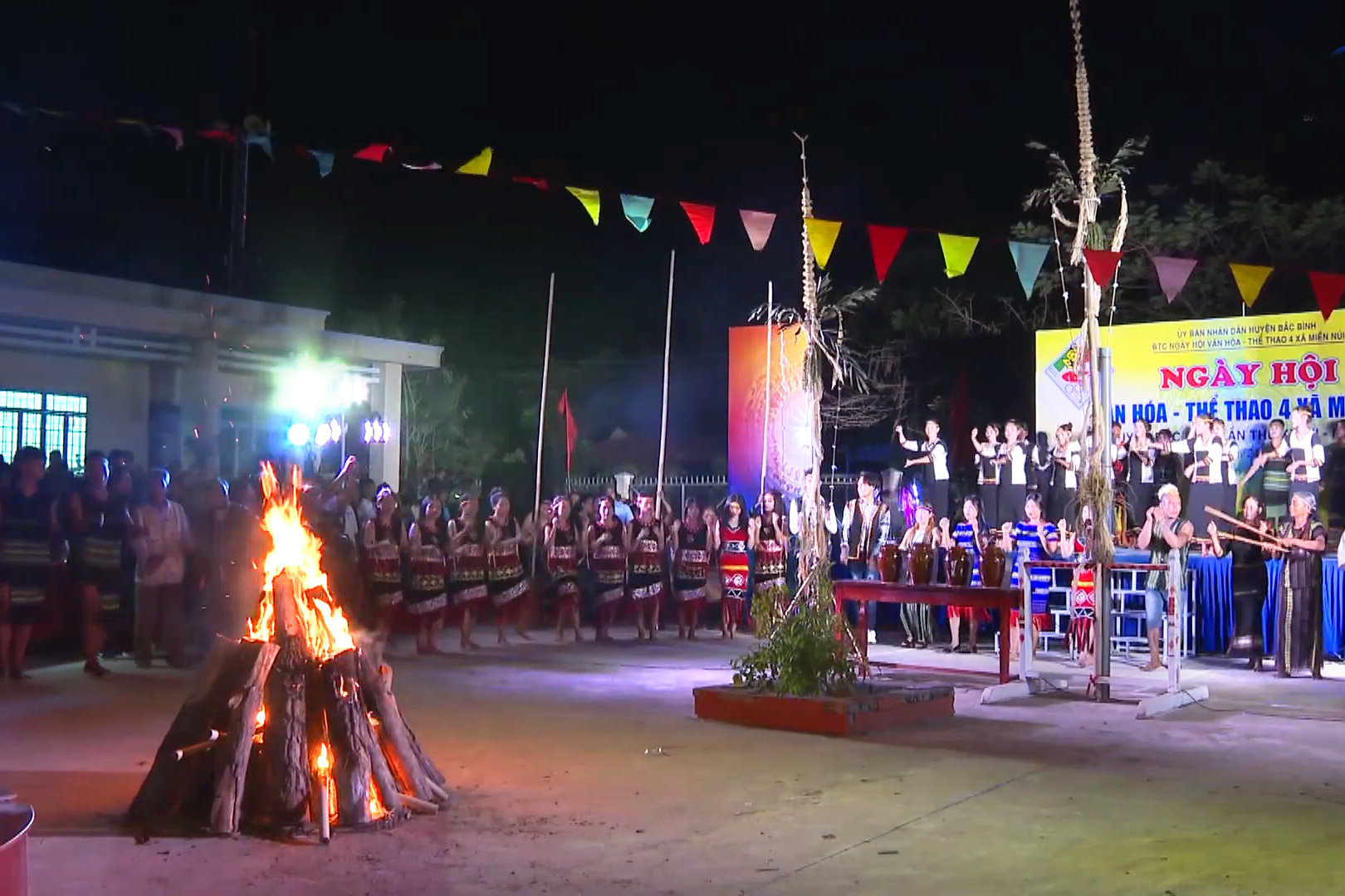 Trước ngọn lửa thiêng trong ngày hội văn hóa, rượu cần cũng được mang ra để khai hội hòa cùng những điệu chiệng nhịp nhàng, điệu múa thước tha của các chàng trai, cô gái Raglai