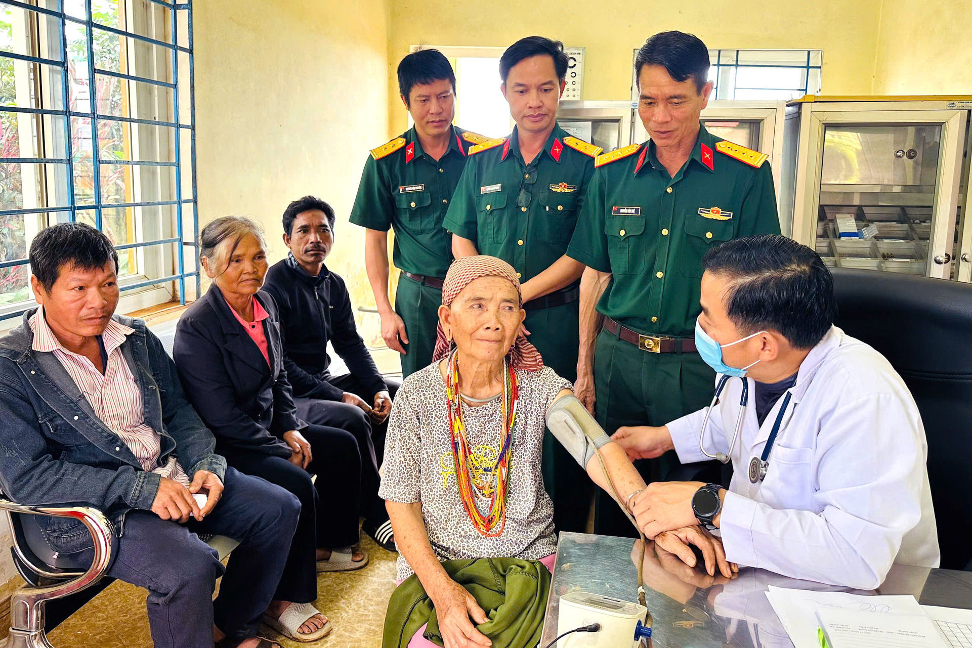 bac-si-benh-xa-quan-dan-y-doan-kinh-te-quoc-phong-726-kham-benh-cho-cac-thuong-benh-binh-va-gia-dinh-chinh-sach-tren-dia-ban.jpg