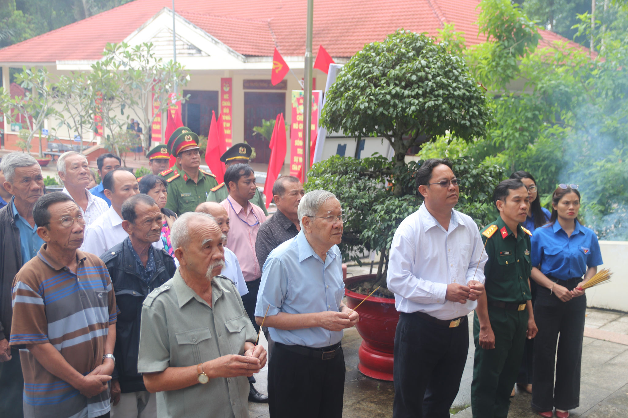 Cán bộ lão thành cách mạng và đại diện các sở Văn hóa, Thể thao và Du lịch, chính quyền địa phương thắng hương tưởng niệm các anh hùng, liệt sĩ tại Khu di tích