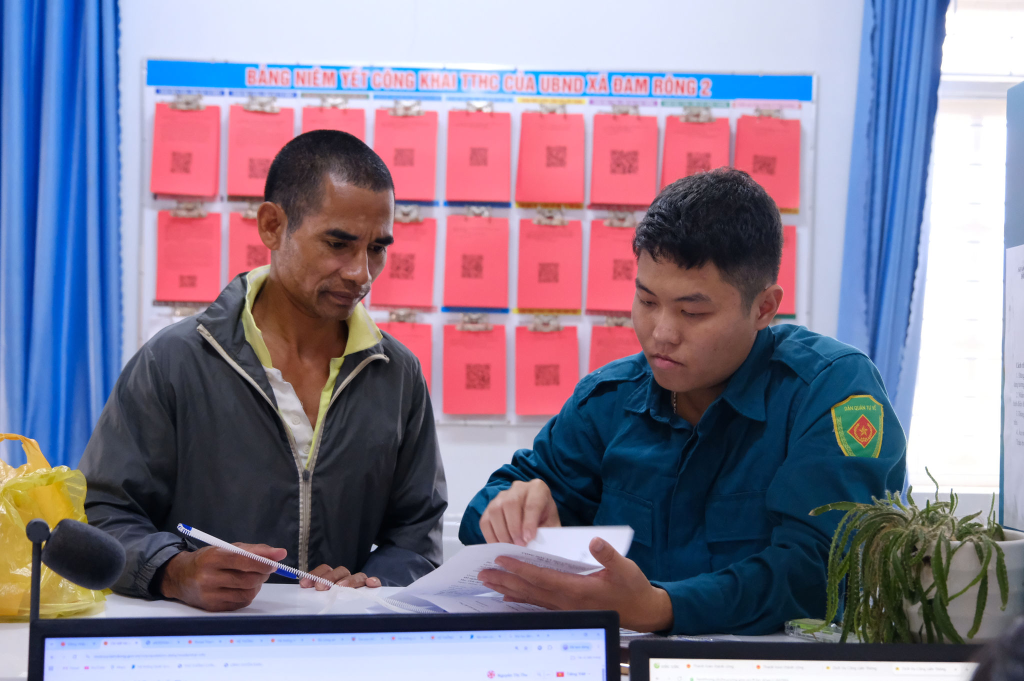 Cán bộ trung tâm phục vụ hành chính công xã Đam Rông 2 hỗ trợ người dân