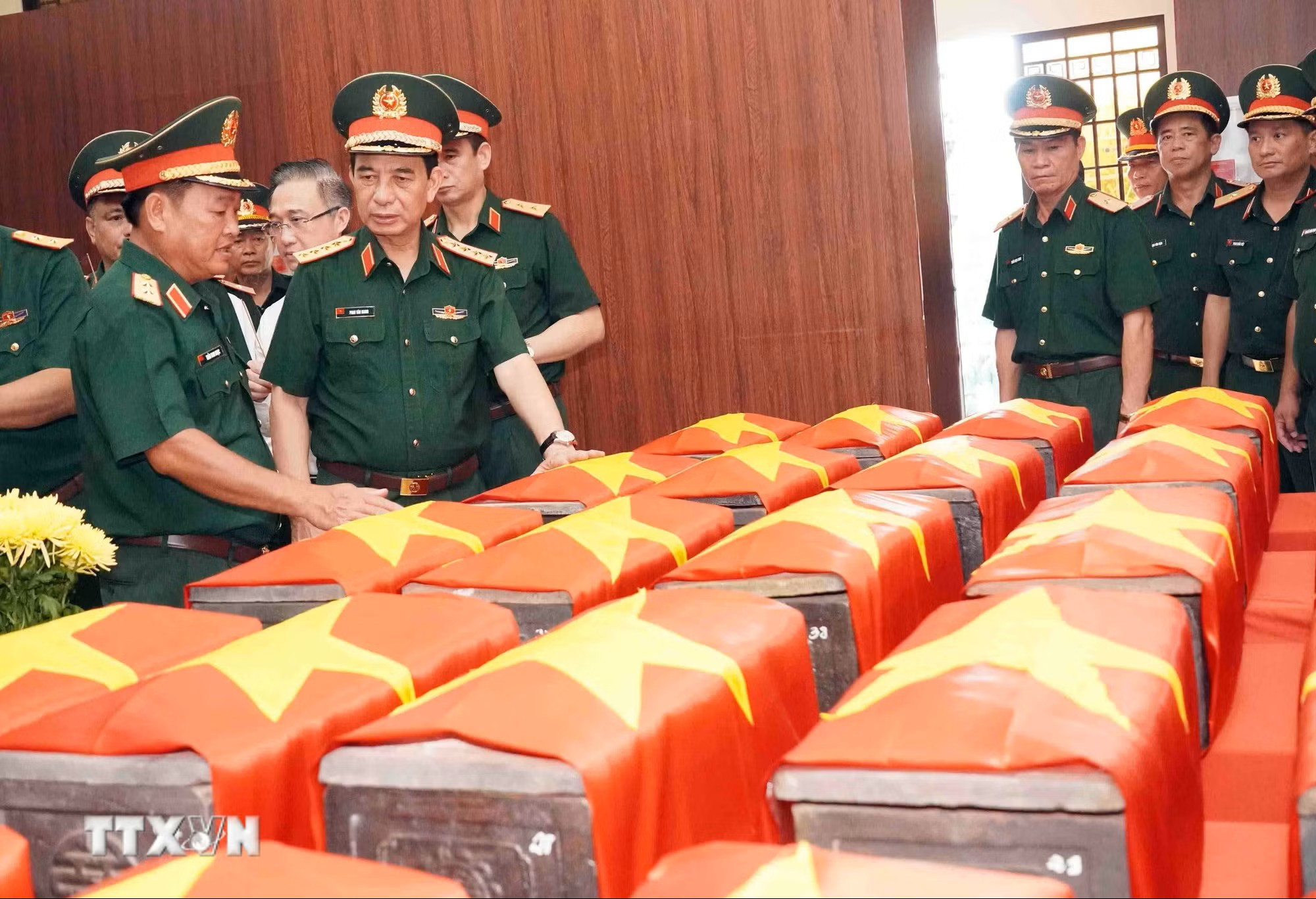 dai-tuong-phan-van-giang-dong-vien-luc-luong-lam-nhiem-vu-tim-kiem-quy-tap-hai-cot-liet-si-tai-cong-vien-le-thi-rieng-8911843.jpg